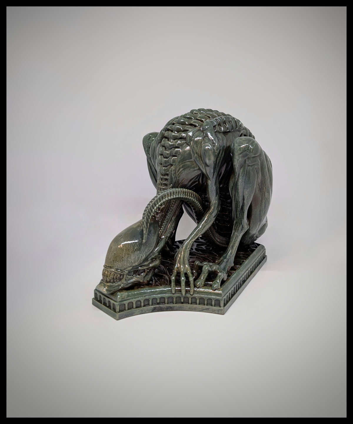 Alien Sitting 3D Resin Sculpture, Hand-Painted, 6.9 in (17.5 cm)