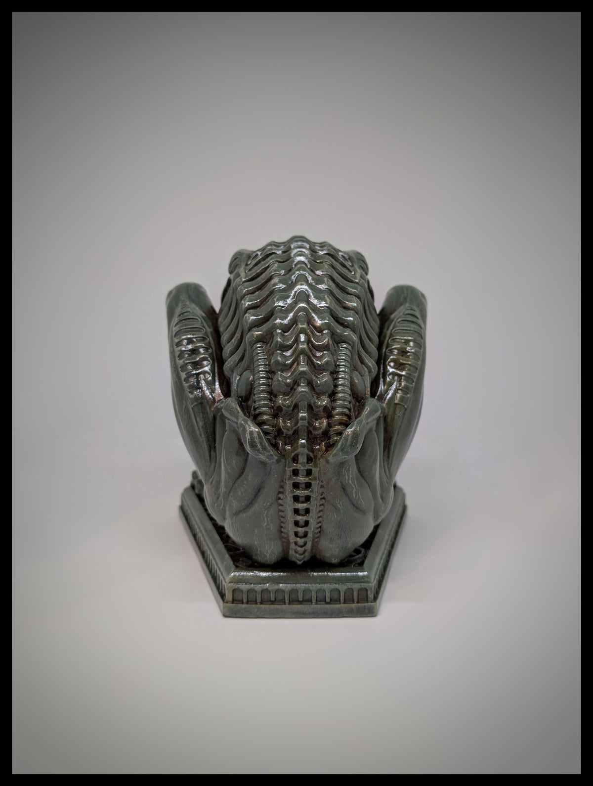 Alien Sitting 3D Resin Sculpture, Hand-Painted, 6.9 in (17.5 cm)