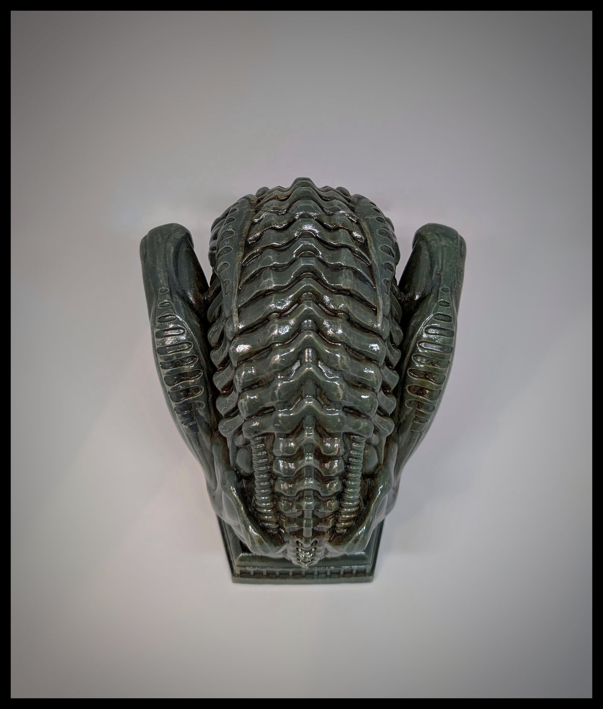 Alien Sitting 3D Resin Sculpture, Hand-Painted, 6.9 in (17.5 cm)
