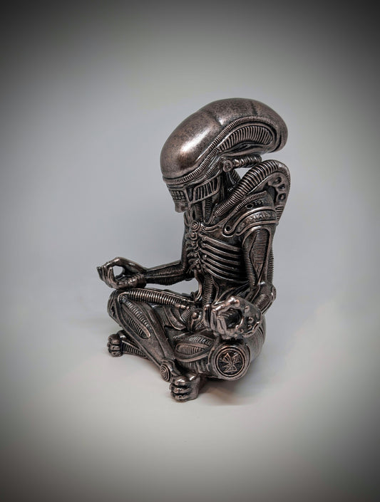 Alien Xenomorph Meditating Statue – 9.1 in (23 cm), 3D-Printed Resin, Hand-Painted