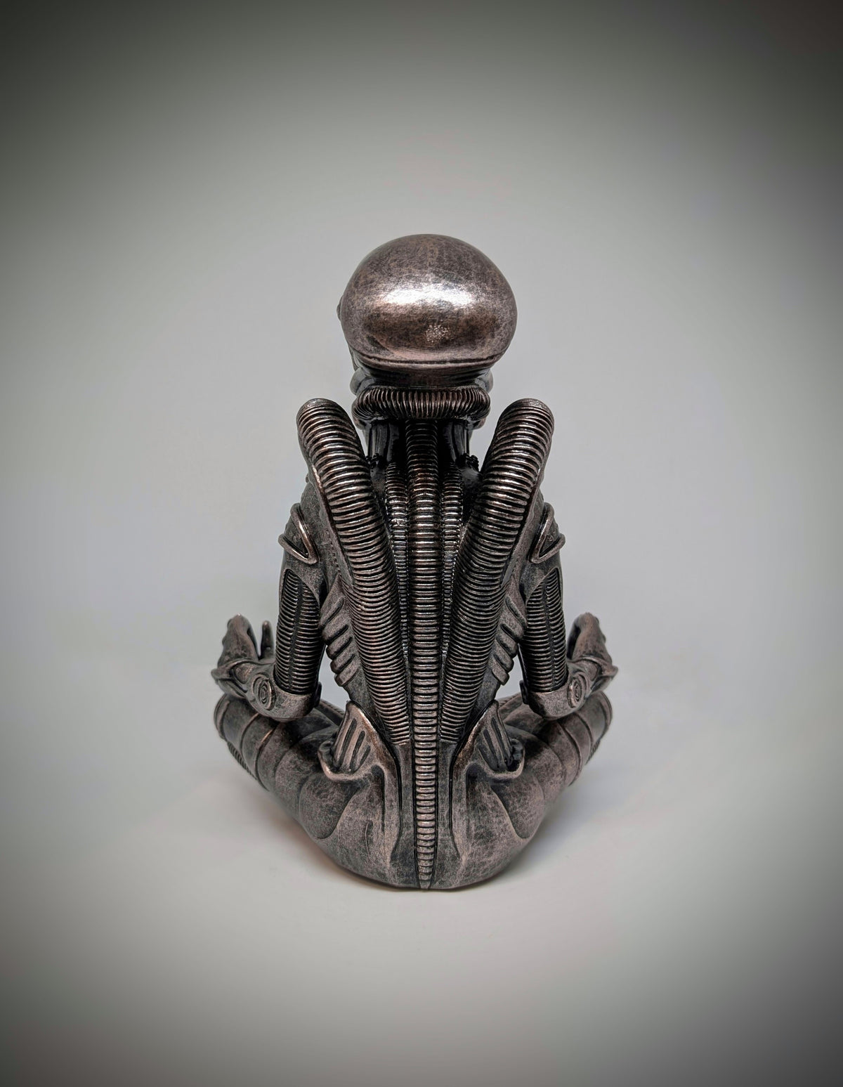Alien Xenomorph Meditating Statue – 9.1 in (23 cm), 3D-Printed Resin, Hand-Painted