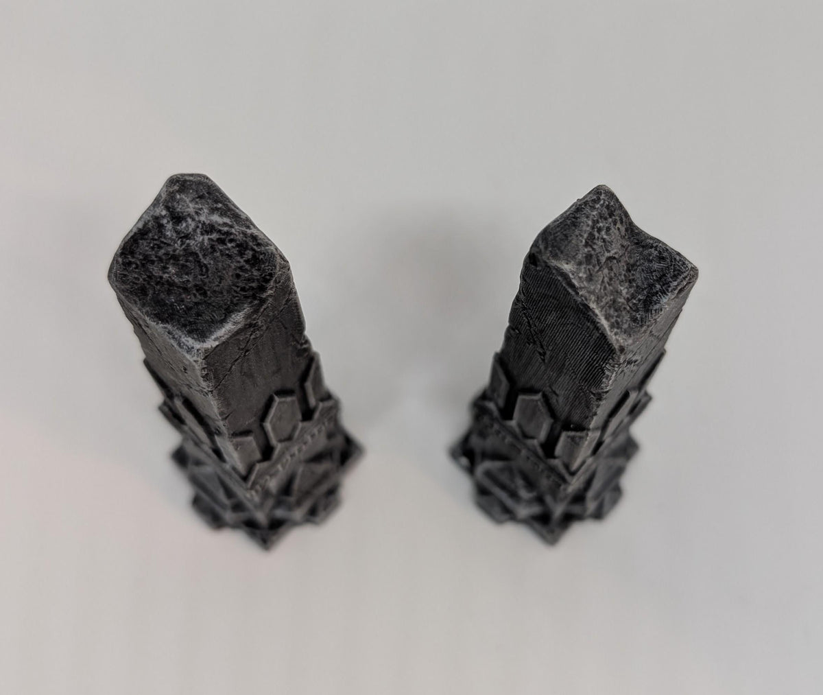 Lord of the Rings – 2x Moria Columns for Games – Height 3.54 inches (9 cm)