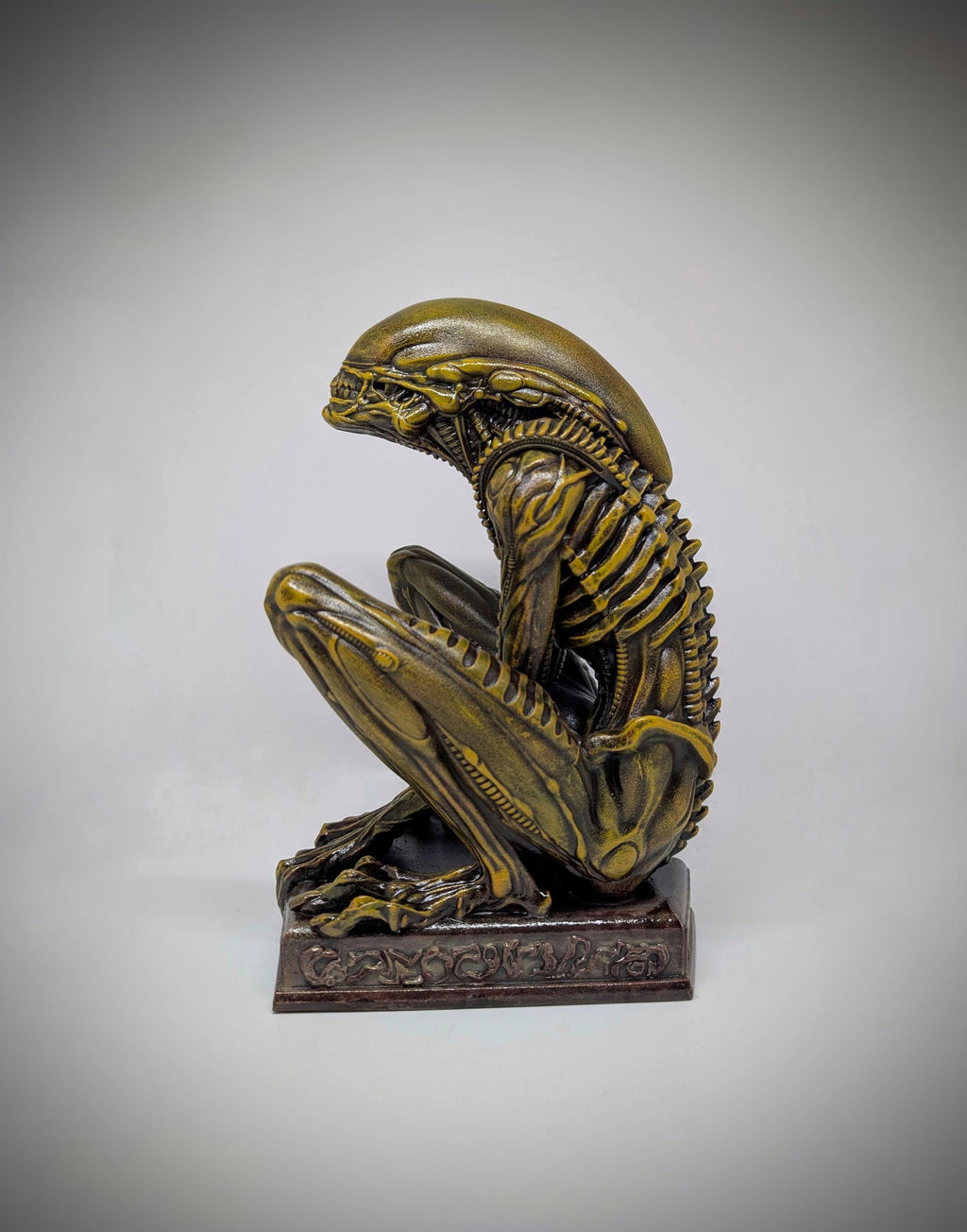 Alien Sitting Figure –9.25" (23,5 cm/235 mm) 3D Printed Resin Statue | Sci-Fi Collectible