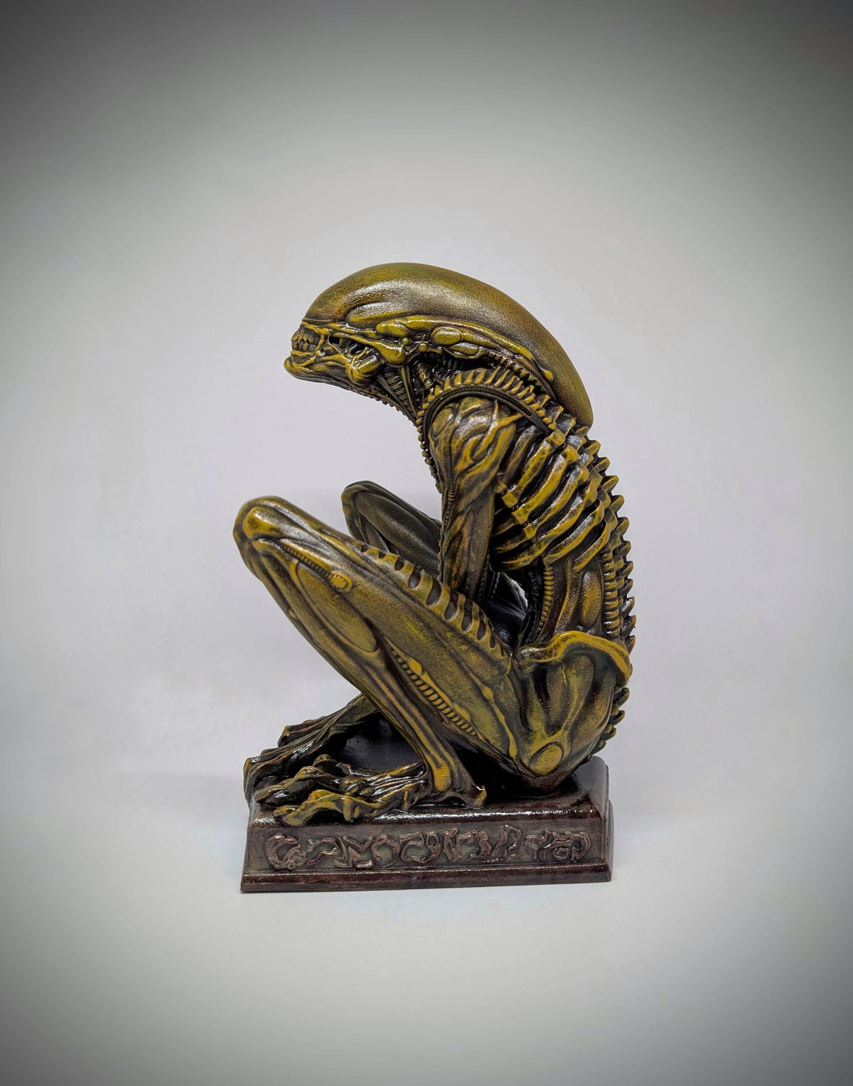 Alien Sitting Figure –9.25" (23,5 cm/235 mm) 3D Printed Resin Statue | Sci-Fi Collectible