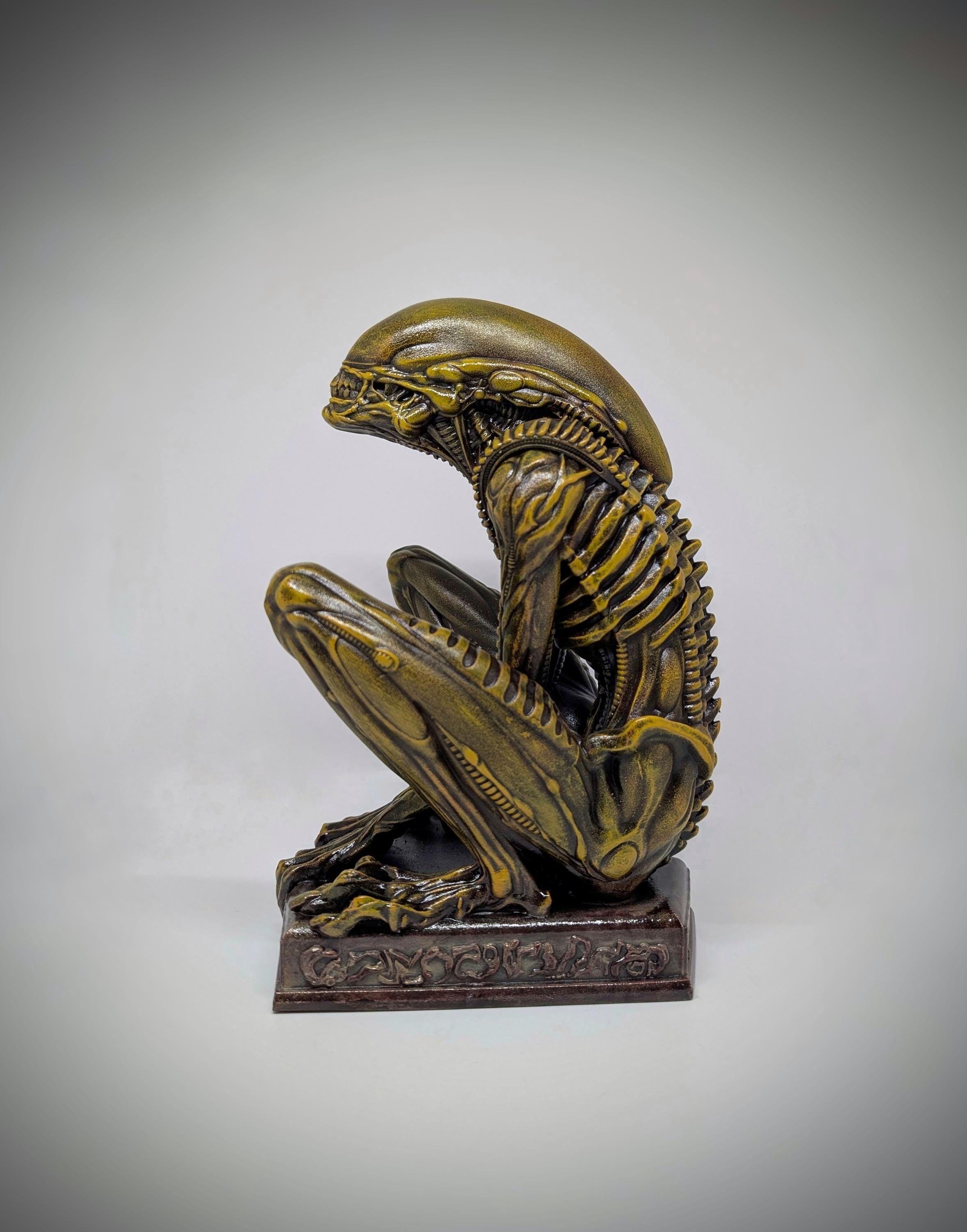 Alien Sitting Figure –9.25" (23,5 cm/235 mm) 3D Printed Resin Statue | Sci-Fi Collectible
