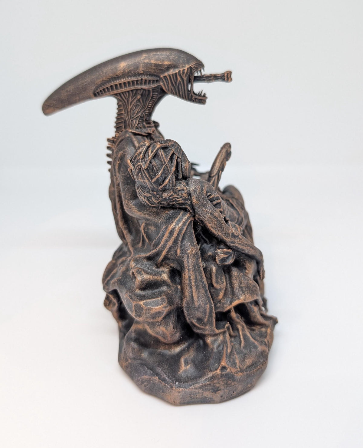 Alien Pieta Figure 3D Printed in Resin 5,5" (14 cm)| Sci-Fi Collectible