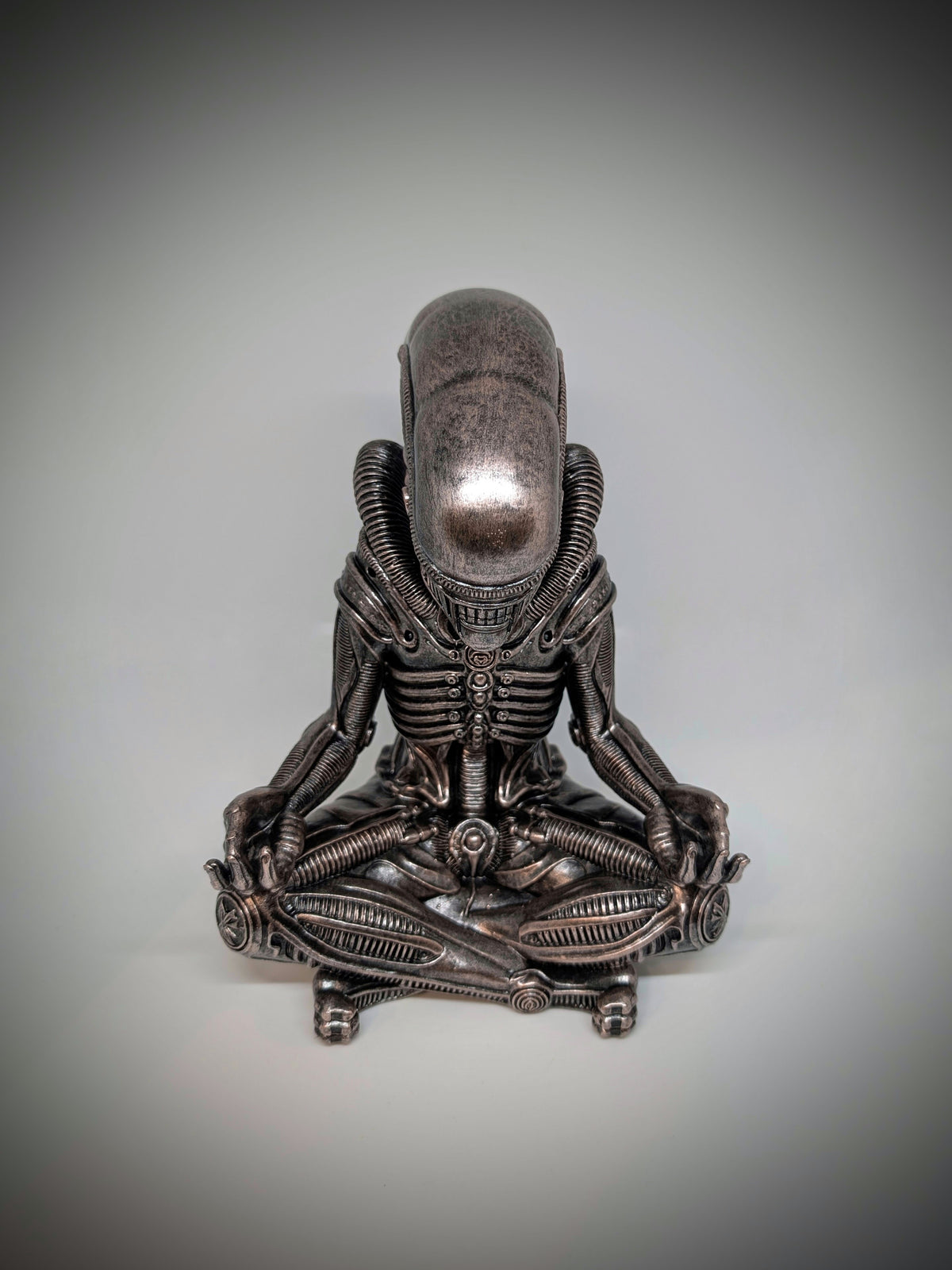 Alien Xenomorph Meditating Statue – 9.1 in (23 cm), 3D-Printed Resin, Hand-Painted