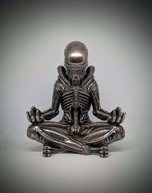 Alien Xenomorph Meditating Statue – 9.1 in (23 cm), 3D-Printed Resin, Hand-Painted