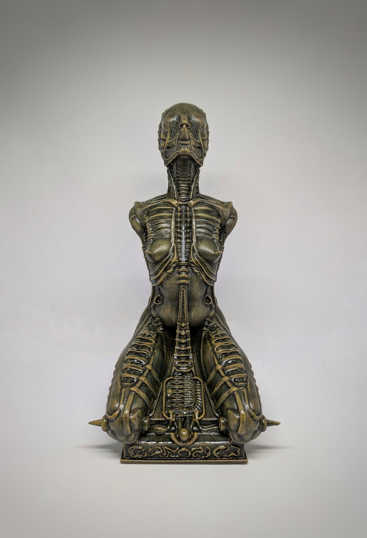 Biomechanical Art Alien Kneeling Statue 3D Print Resin Height 11.22 "(28.5 cm)