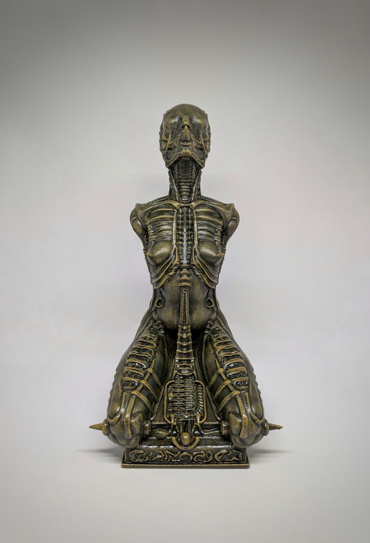 Biomechanical Art Alien Kneeling Statue 3D Print Resin Height 11.22 "(28.5 cm)