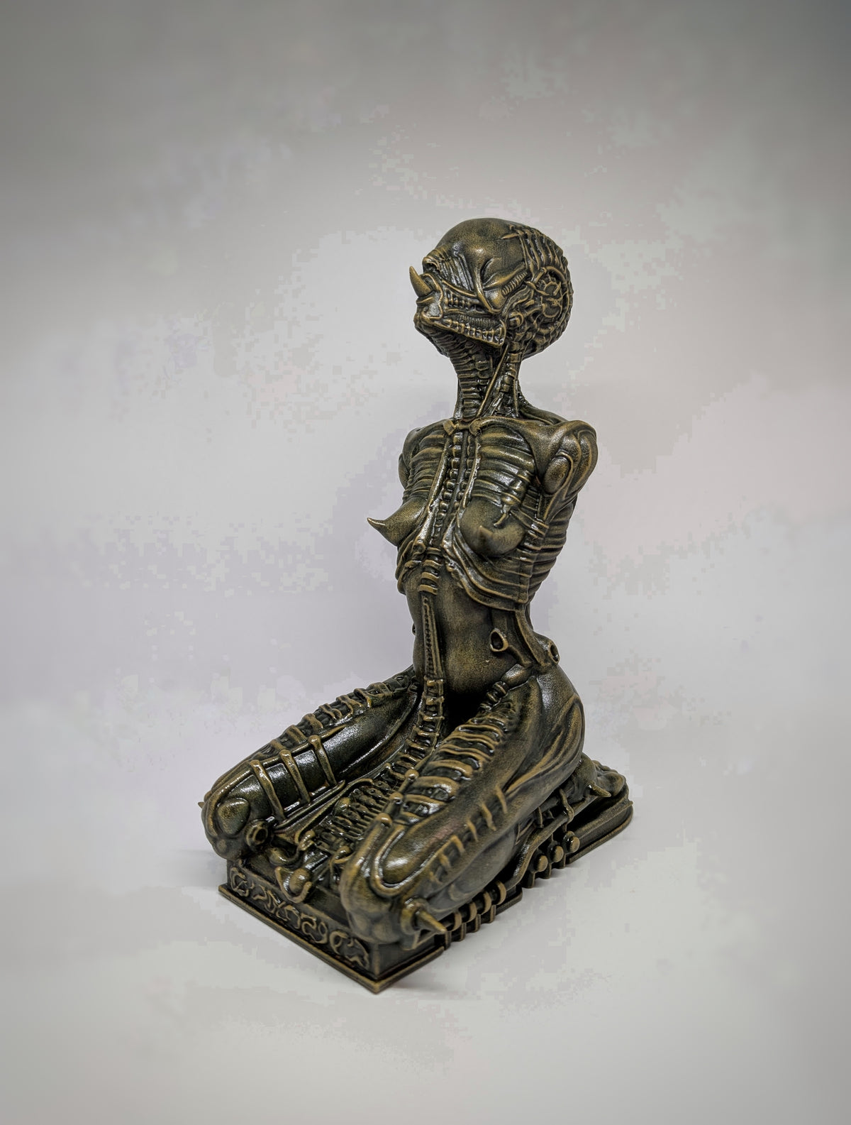 Biomechanical Art Alien Kneeling Statue 3D Print Resin Height 11.22 "(28.5 cm)