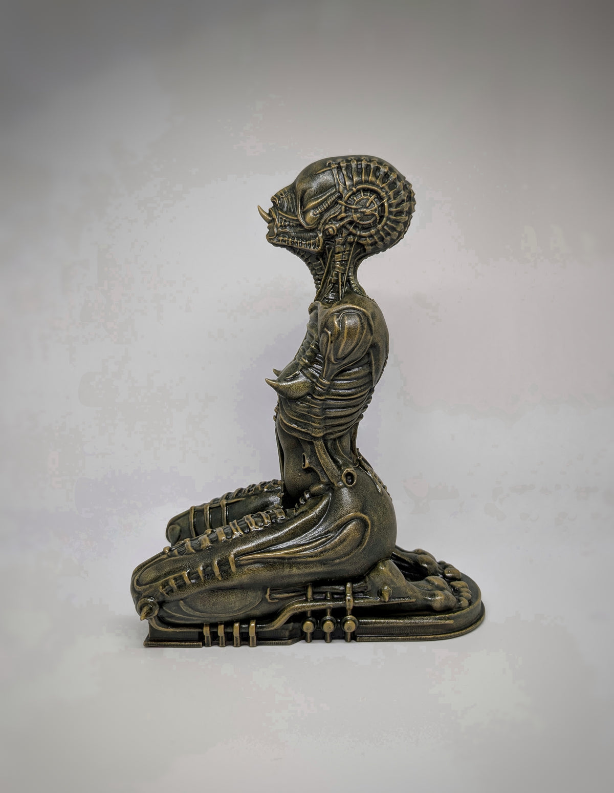 Biomechanical Art Alien Kneeling Statue 3D Print Resin Height 11.22 "(28.5 cm)