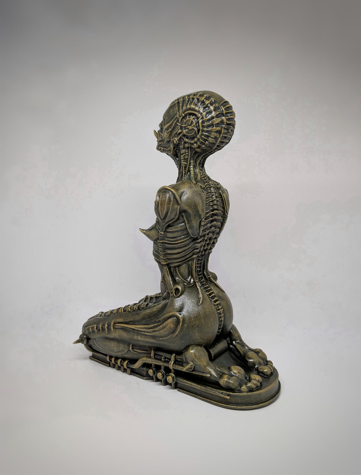 Biomechanical Art Alien Kneeling Statue 3D Print Resin Height 11.22 "(28.5 cm)
