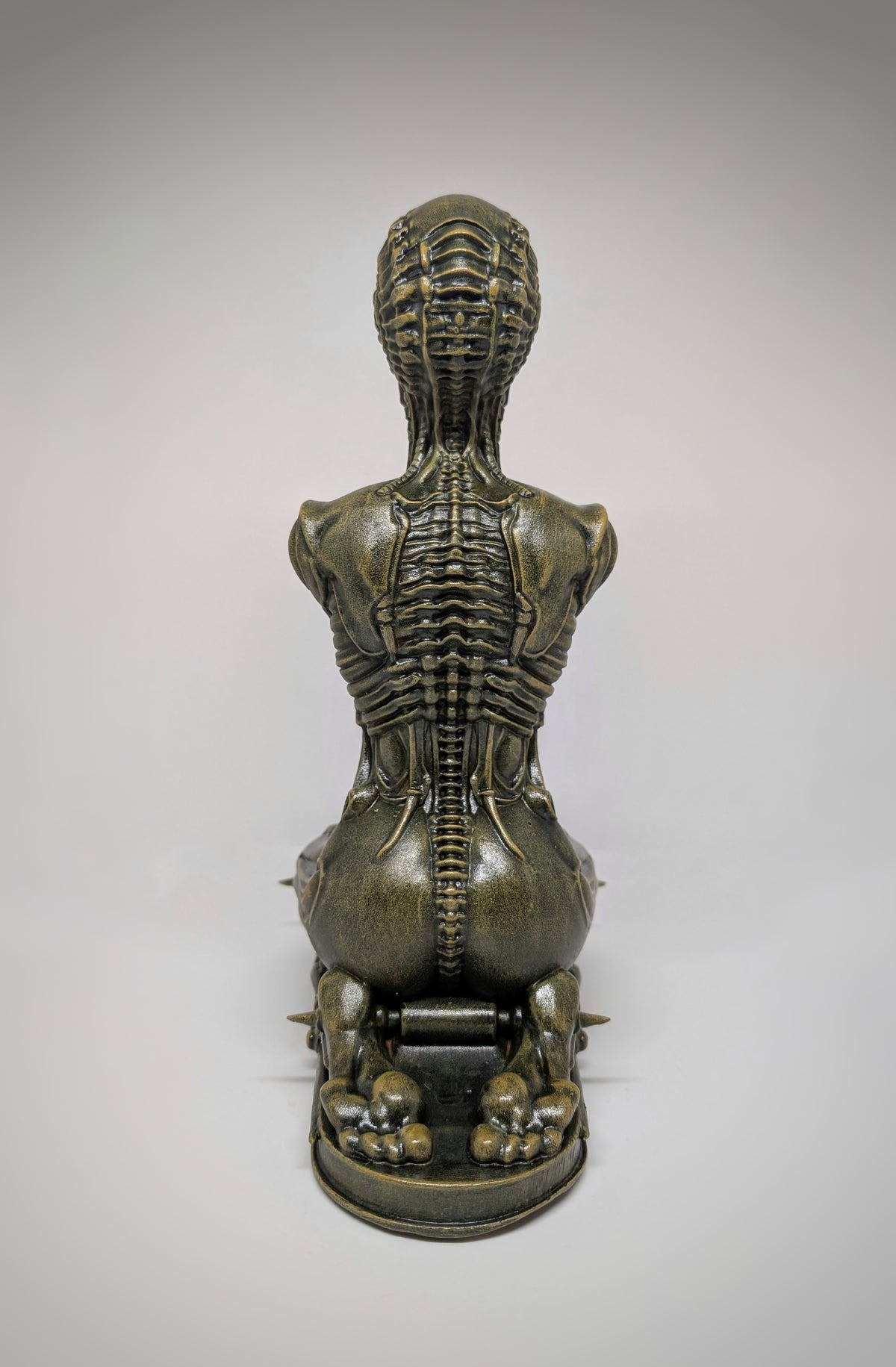Biomechanical Art Alien Kneeling Statue 3D Print Resin Height 11.22 "(28.5 cm)