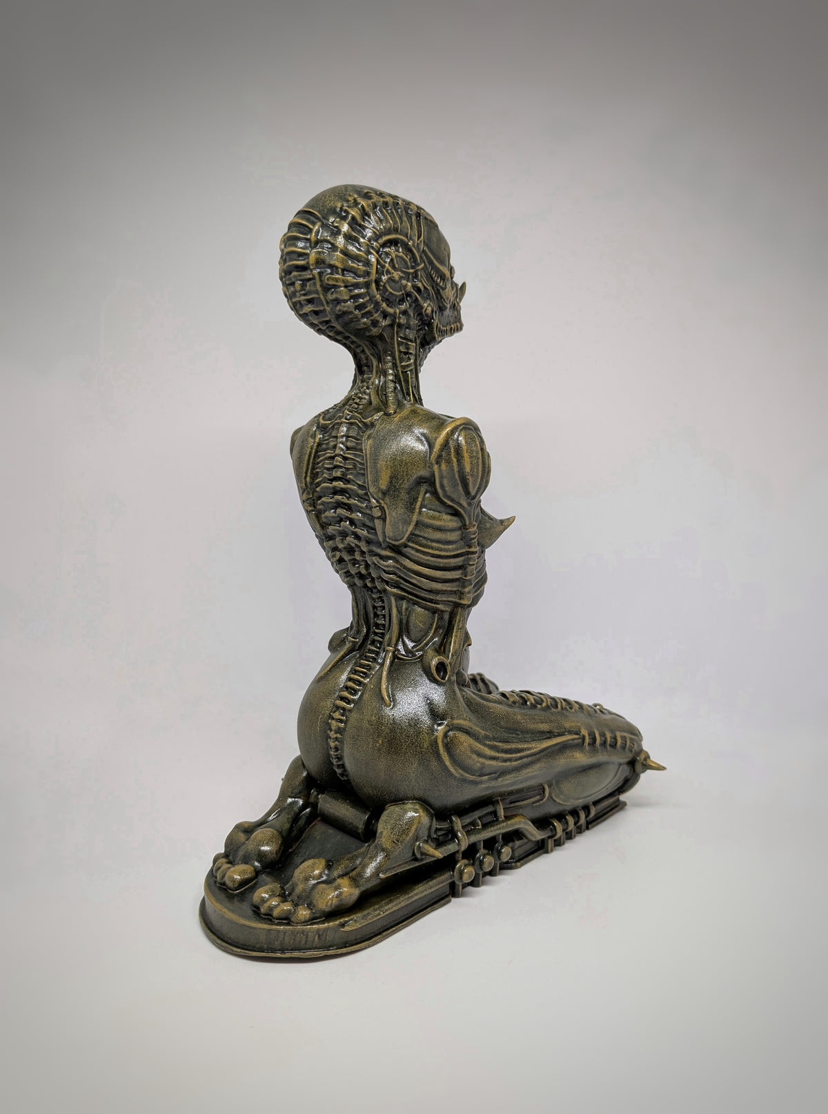 Biomechanical Art Alien Kneeling Statue 3D Print Resin Height 11.22 "(28.5 cm)