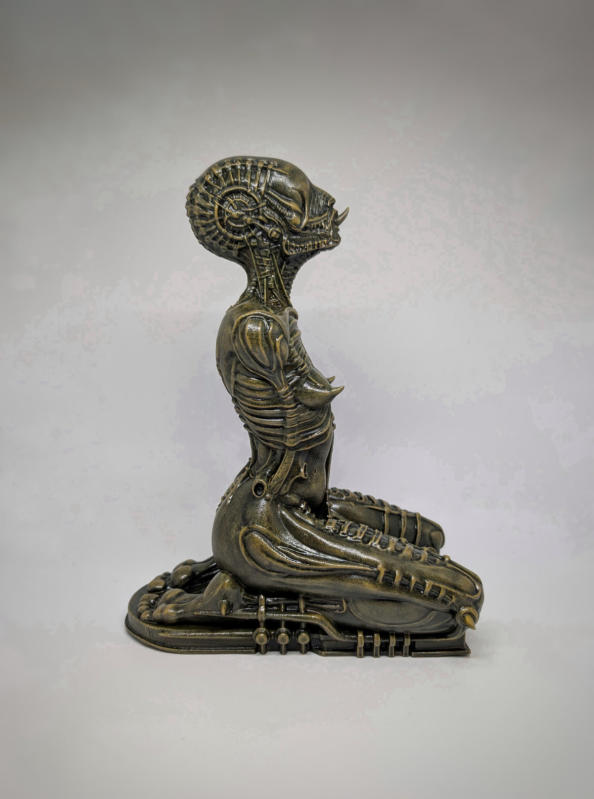 Biomechanical Art Alien Kneeling Statue 3D Print Resin Height 11.22 "(28.5 cm)