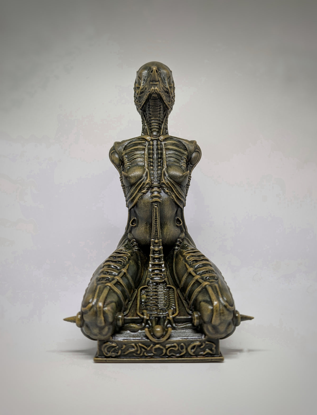 Biomechanical Art Alien Kneeling Statue 3D Print Resin Height 11.22 "(28.5 cm)