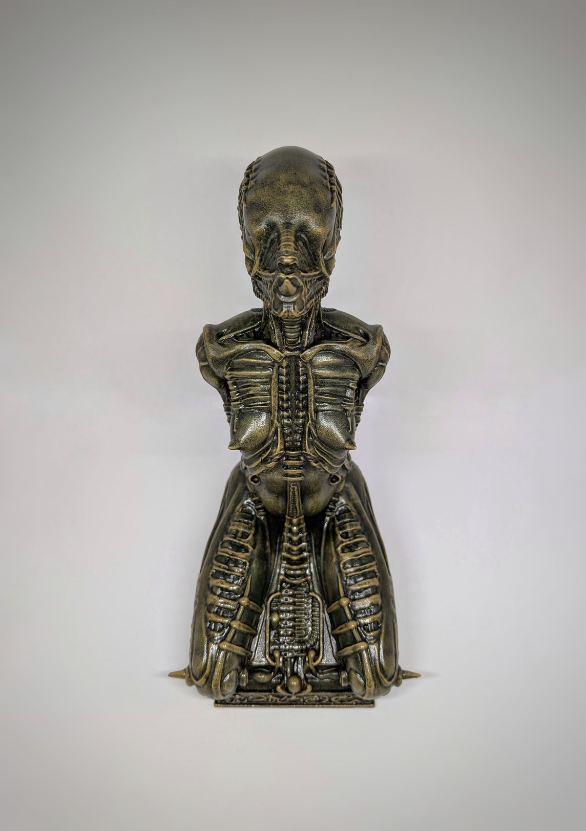 Biomechanical Art Alien Kneeling Statue 3D Print Resin Height 11.22 "(28.5 cm)