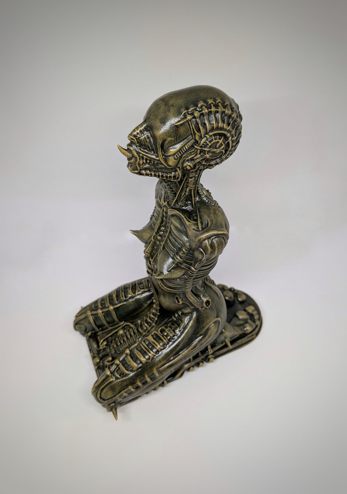 Biomechanical Art Alien Kneeling Statue 3D Print Resin Height 11.22 "(28.5 cm)