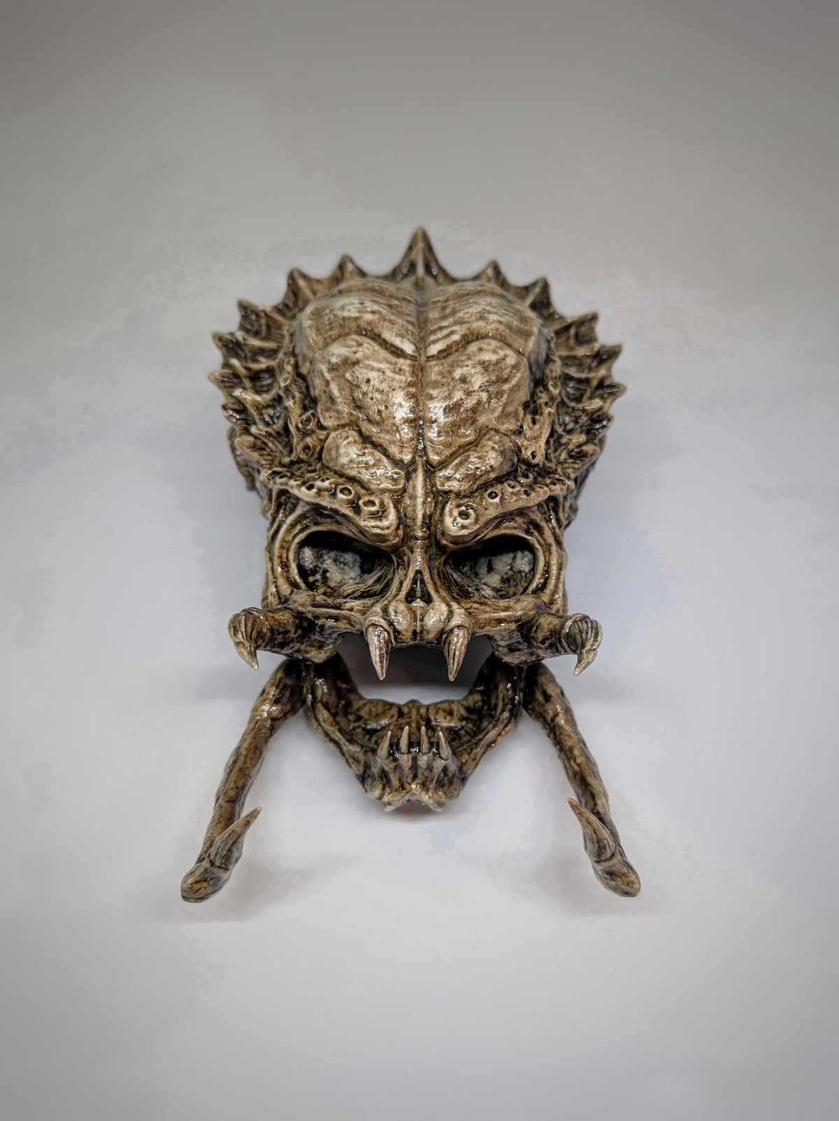 Predator Skull Trophy Sculpture 3D Resin 10.2 inches (26 cm) x 6.3 inches (16 cm)