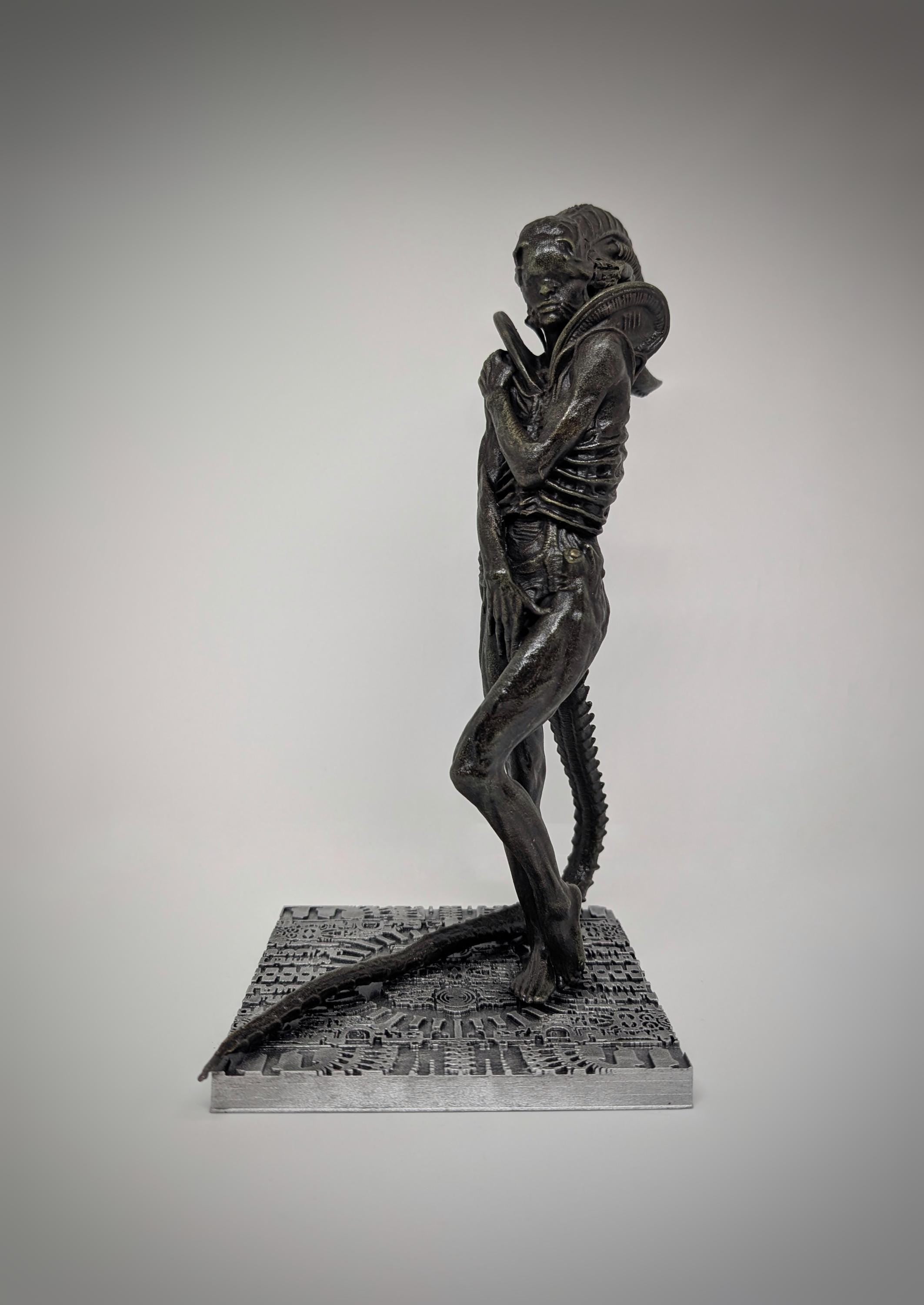 Inspired by H.R. Giger – Alien Hybrid Venus 3D Resin Sculpture /Height 11.4 in (29 cm/290mm)