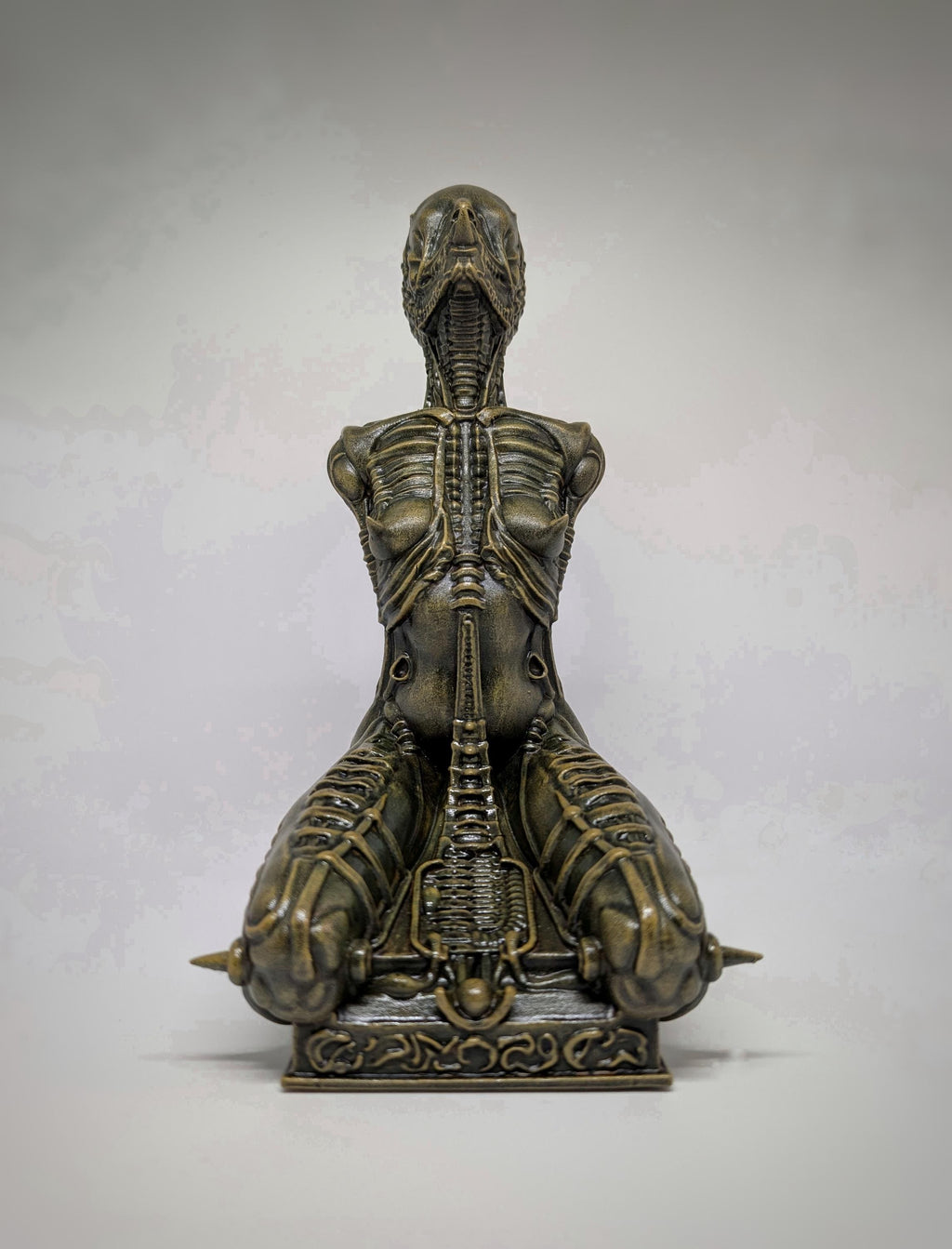 Inspired by H.R. Giger Alien Kneeling Statue 3D Print Resin Height 11.22 "(28.5 cm/285 mm)