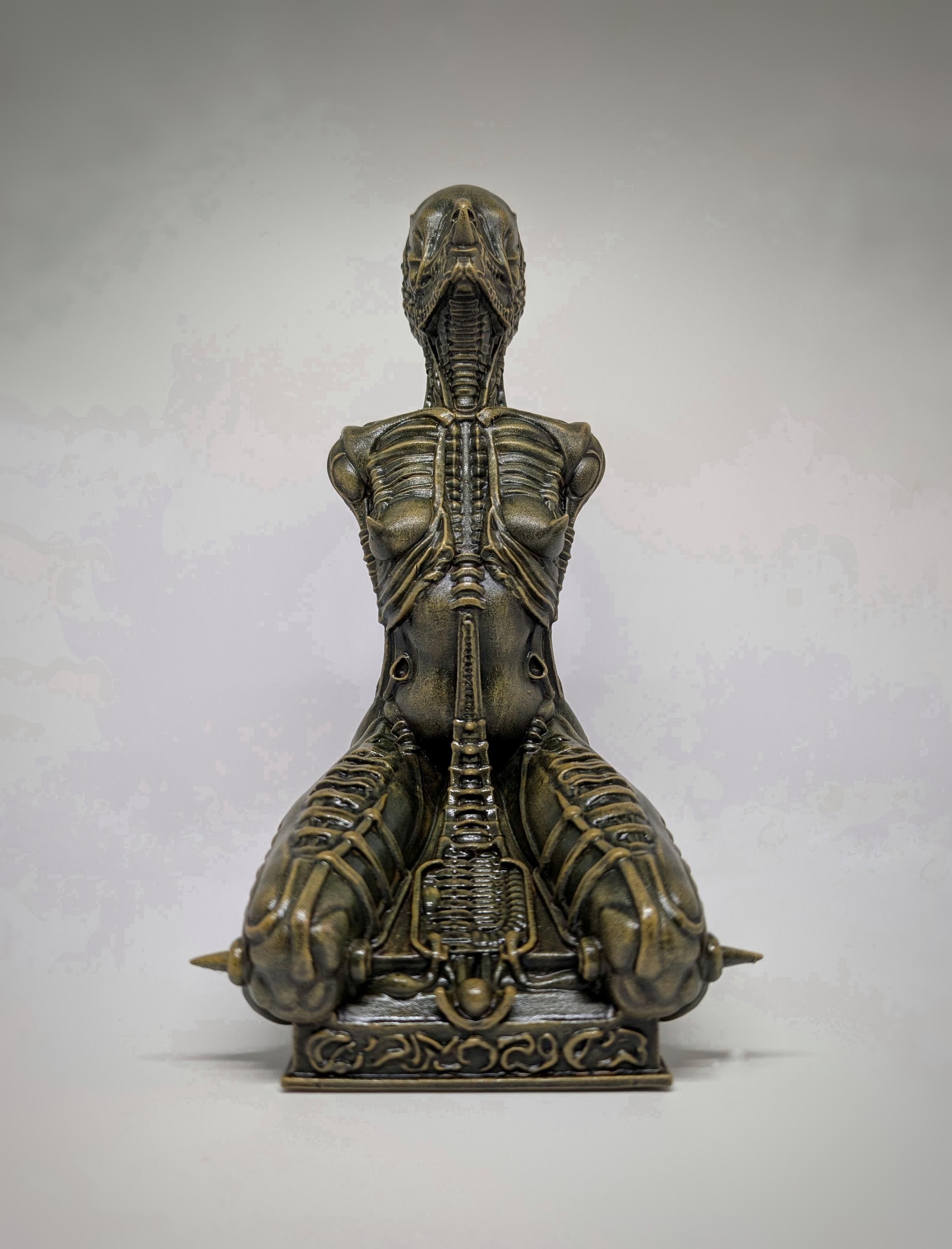 Inspired by H.R. Giger Alien Kneeling Statue 3D Print Resin Height 11.22 "(28.5 cm/285 mm)