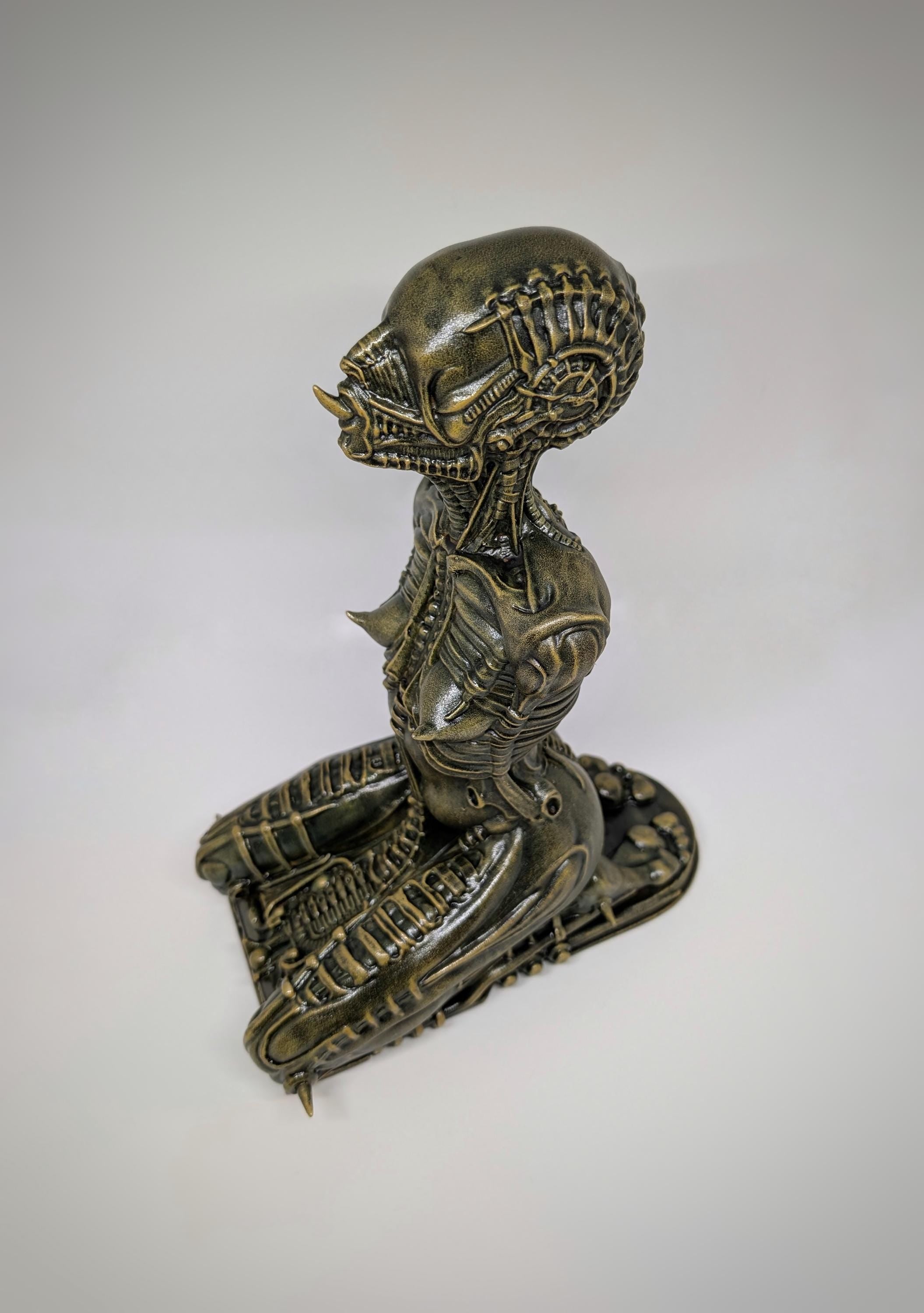 Inspired by H.R. Giger Alien Kneeling Statue 3D Print Resin Height 11.22 "(28.5 cm/285 mm)