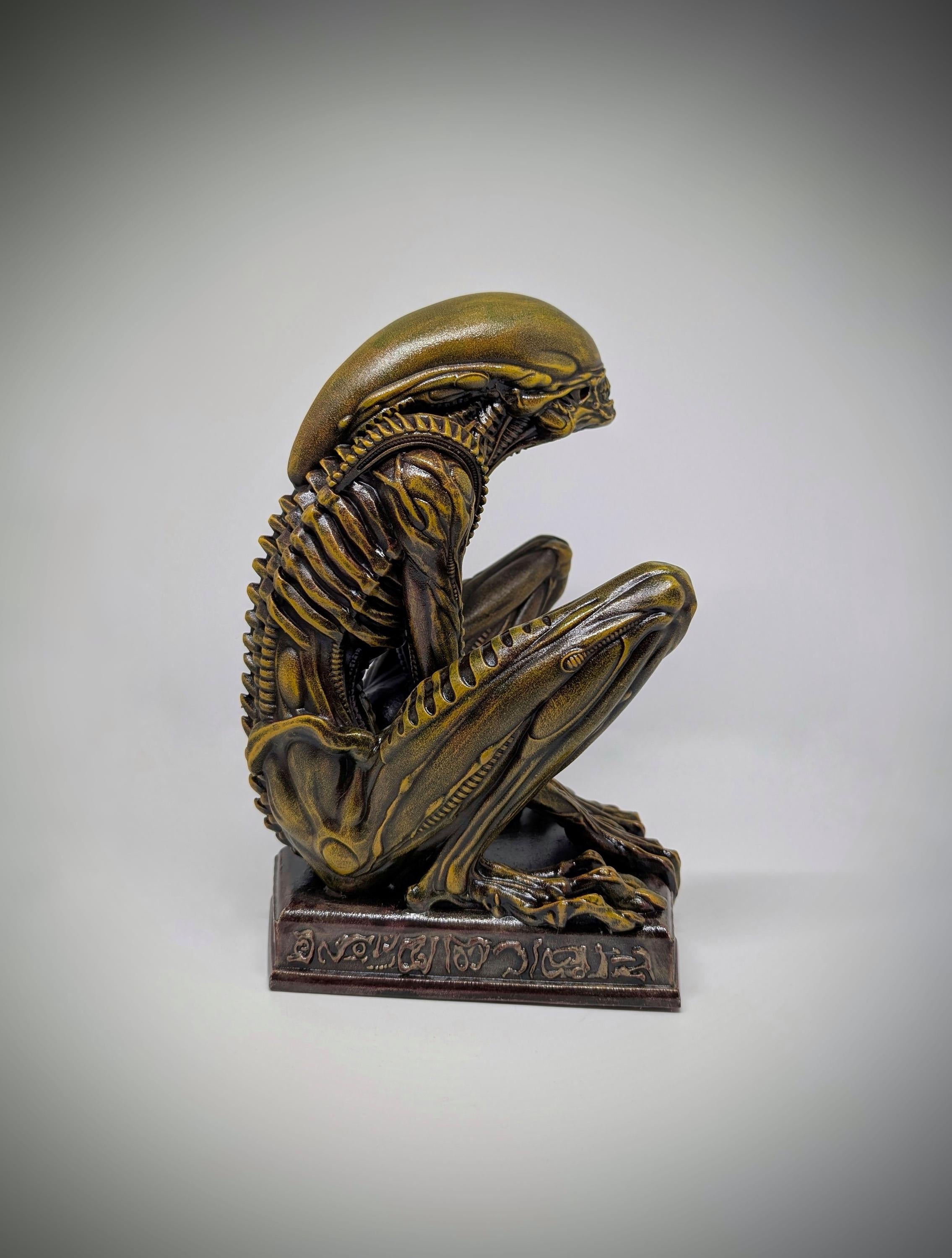 Alien Sitting Figure –9.25" (23,5 cm/235 mm) 3D Printed Resin Statue | Sci-Fi Collectible