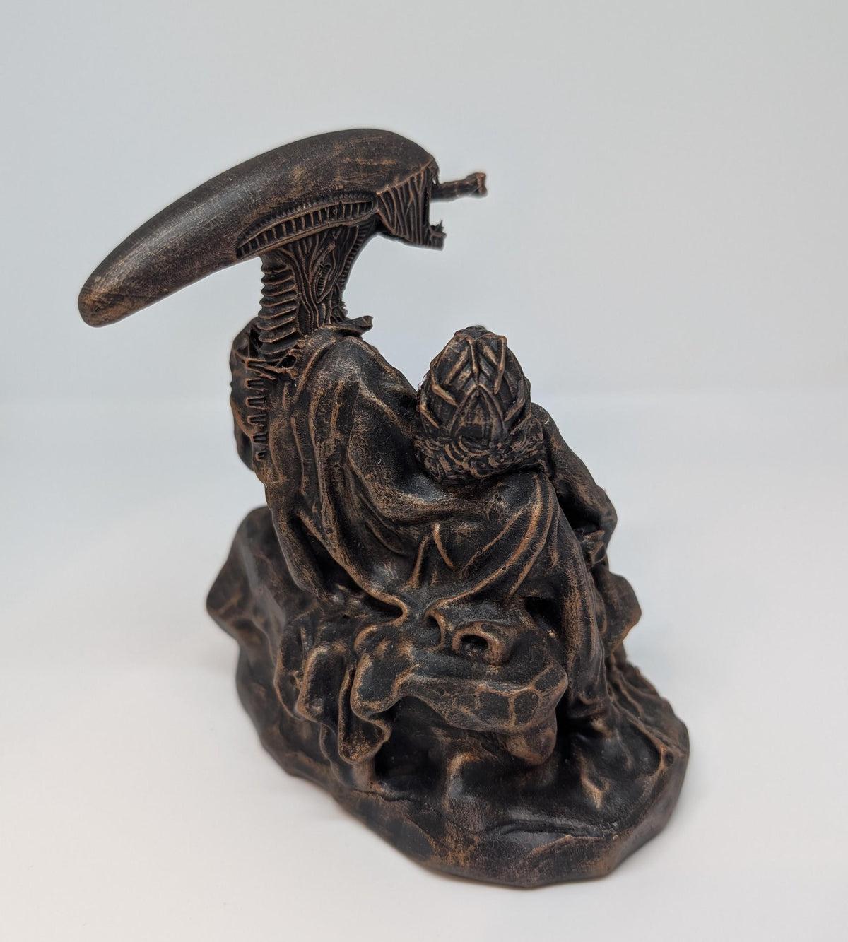 Alien Pieta Figure 3D Printed in Resin 5,5" (14 cm)| Sci-Fi Collectible