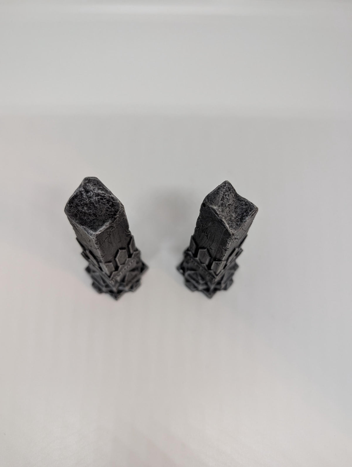 Lord of the Rings – 2x Moria Columns for Games – Height 3.54 inches (9 cm)