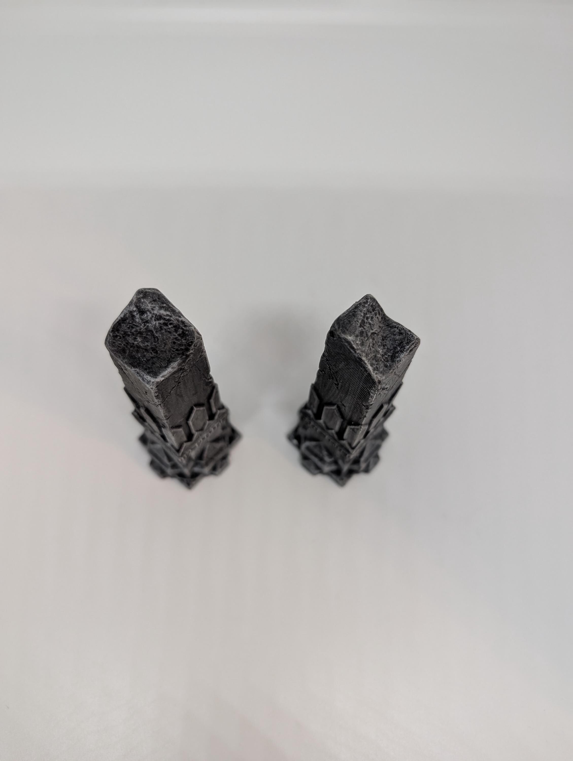 Lord of the Rings – 2x Moria Columns for Games – Height 3.54 inches (9 cm)