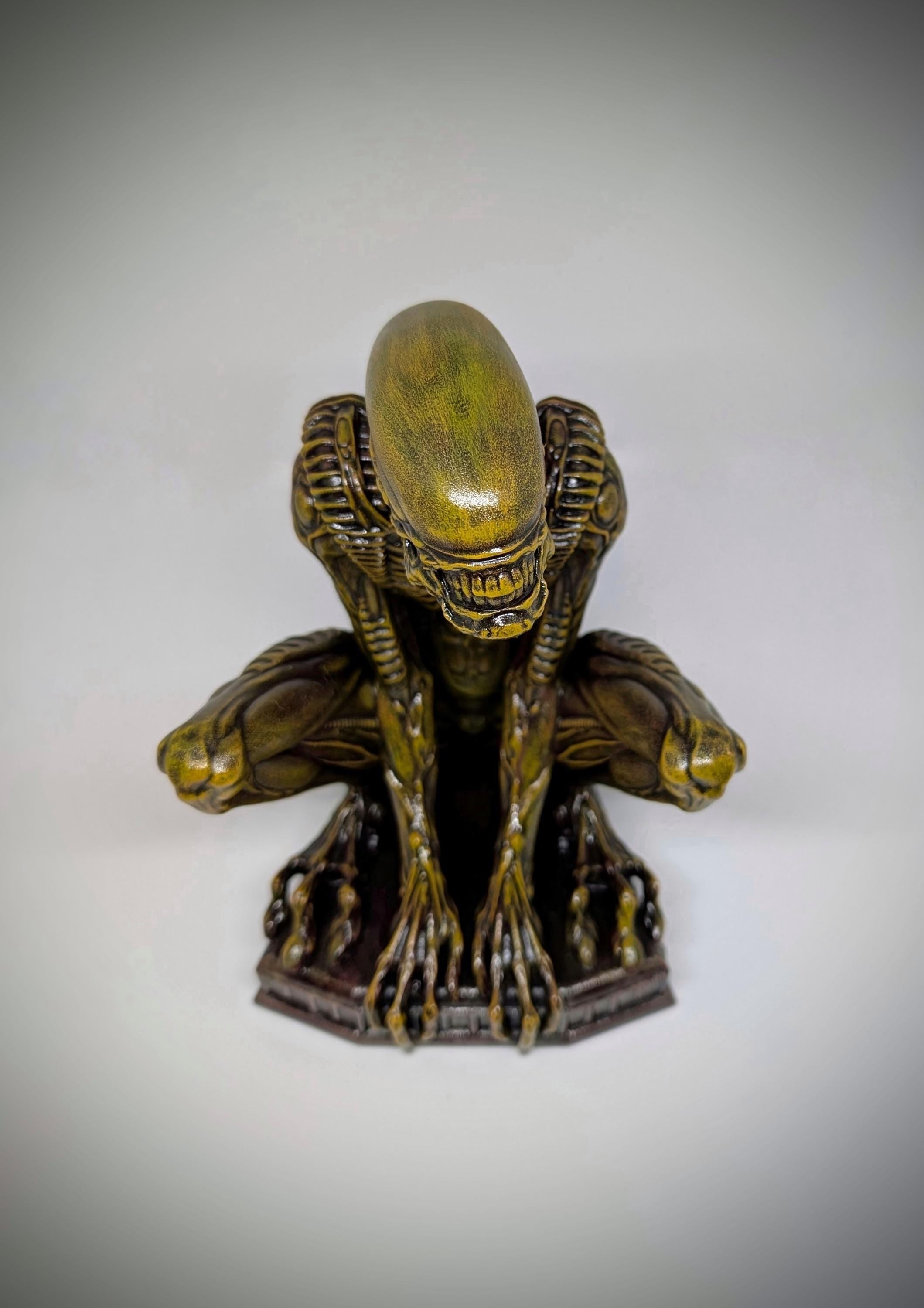 Alien Sitting Figure –9.25" (23,5 cm/235 mm) 3D Printed Resin Statue | Sci-Fi Collectible