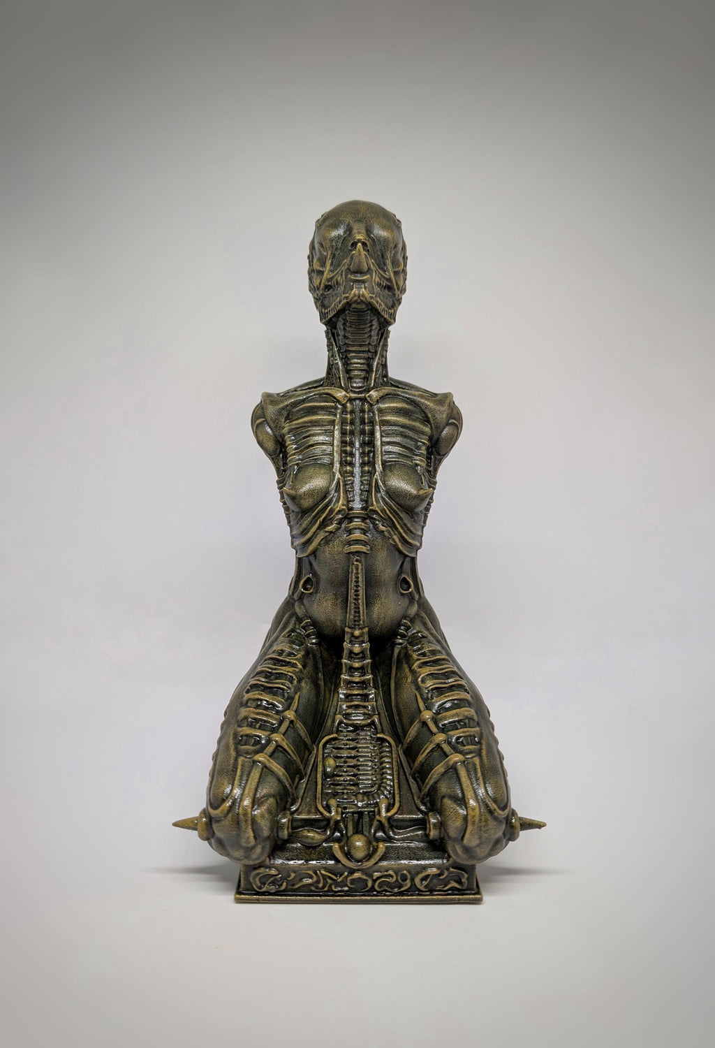 Inspired by H.R. Giger Alien Kneeling Statue 3D Print Resin Height 11.22 "(28.5 cm/285 mm)