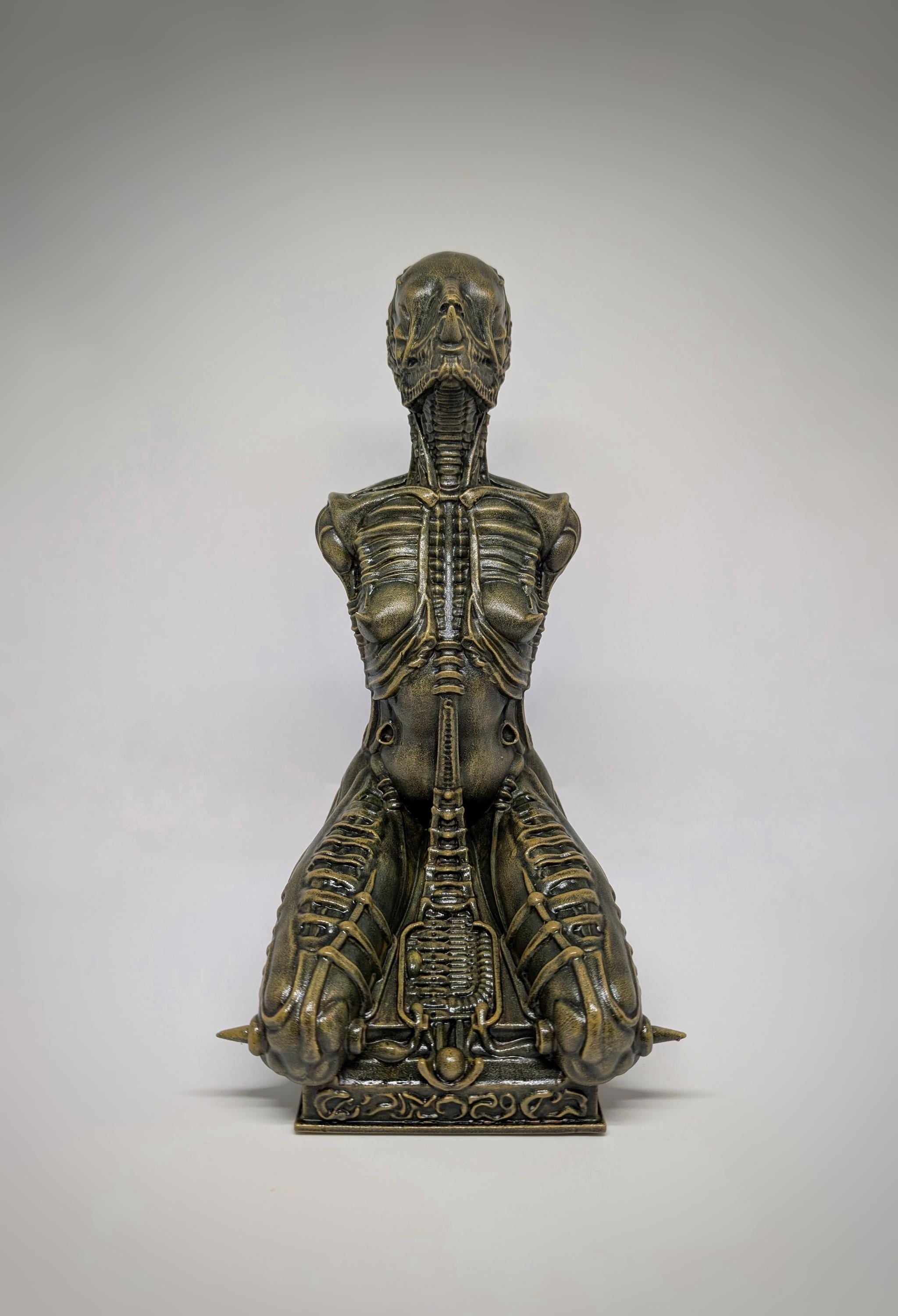 Inspired by H.R. Giger Alien Kneeling Statue 3D Print Resin Height 11.22 "(28.5 cm/285 mm)