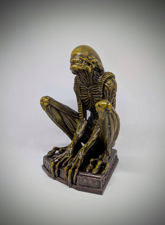 Alien Sitting Figure –9.25" (23,5 cm/235 mm) 3D Printed Resin Statue | Sci-Fi Collectible