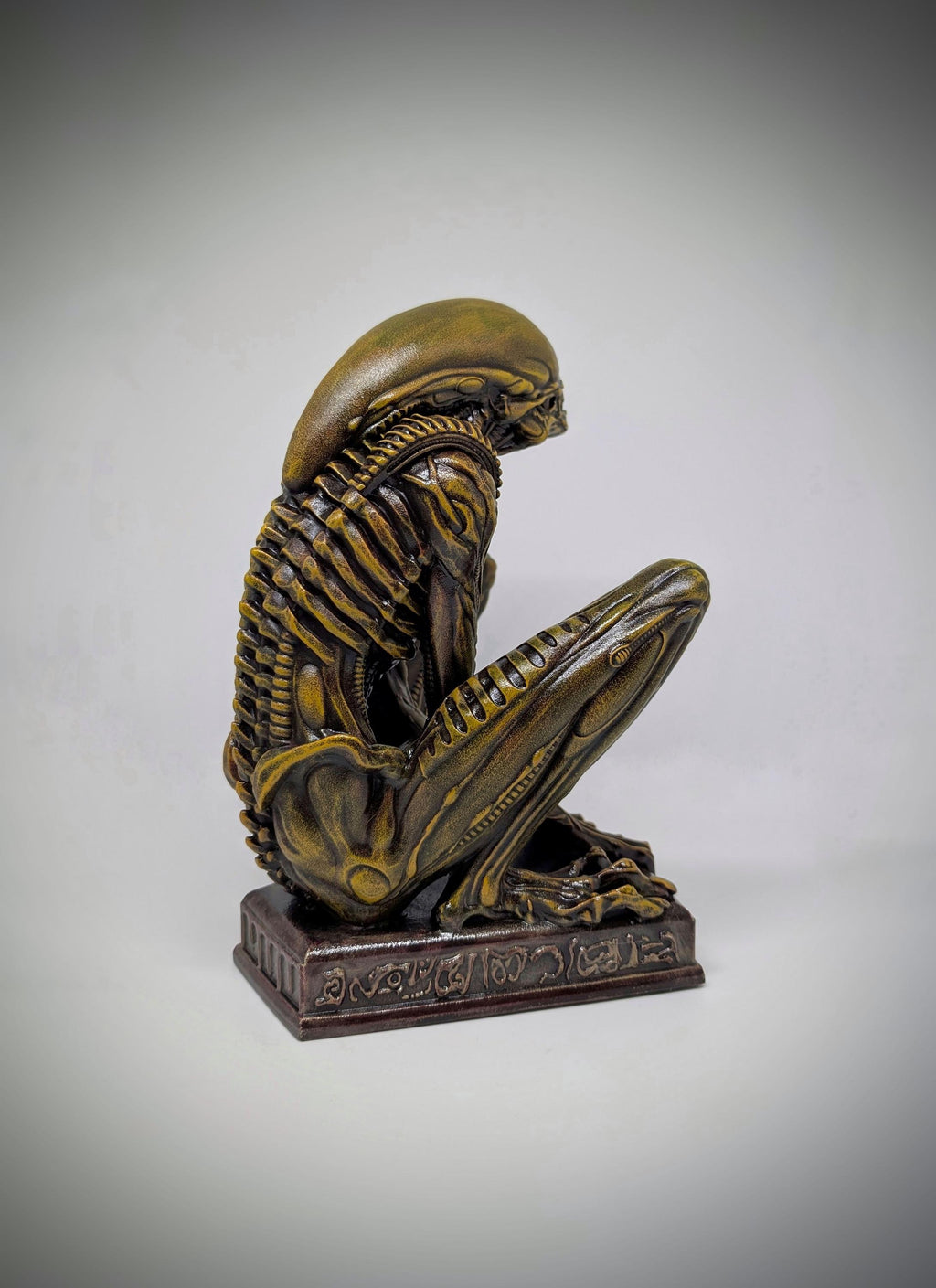 Alien Sitting Figure –9.25" (23,5 cm/235 mm) 3D Printed Resin Statue | Sci-Fi Collectible