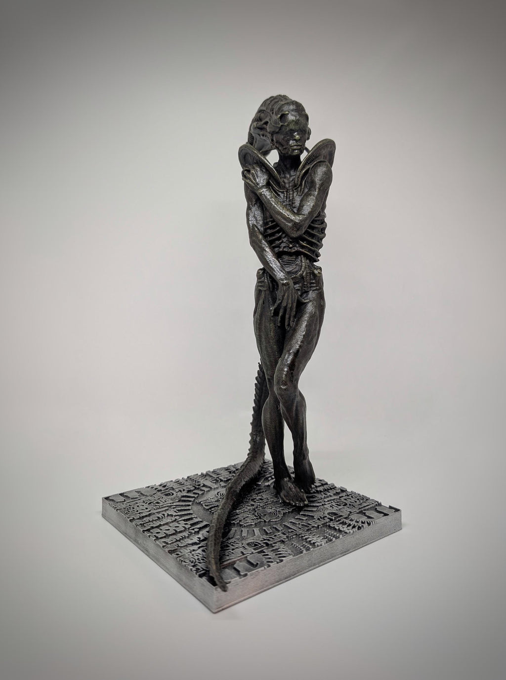 Inspired by H.R. Giger – Alien Hybrid Venus 3D Resin Sculpture /Height 11.4 in (29 cm/290mm)