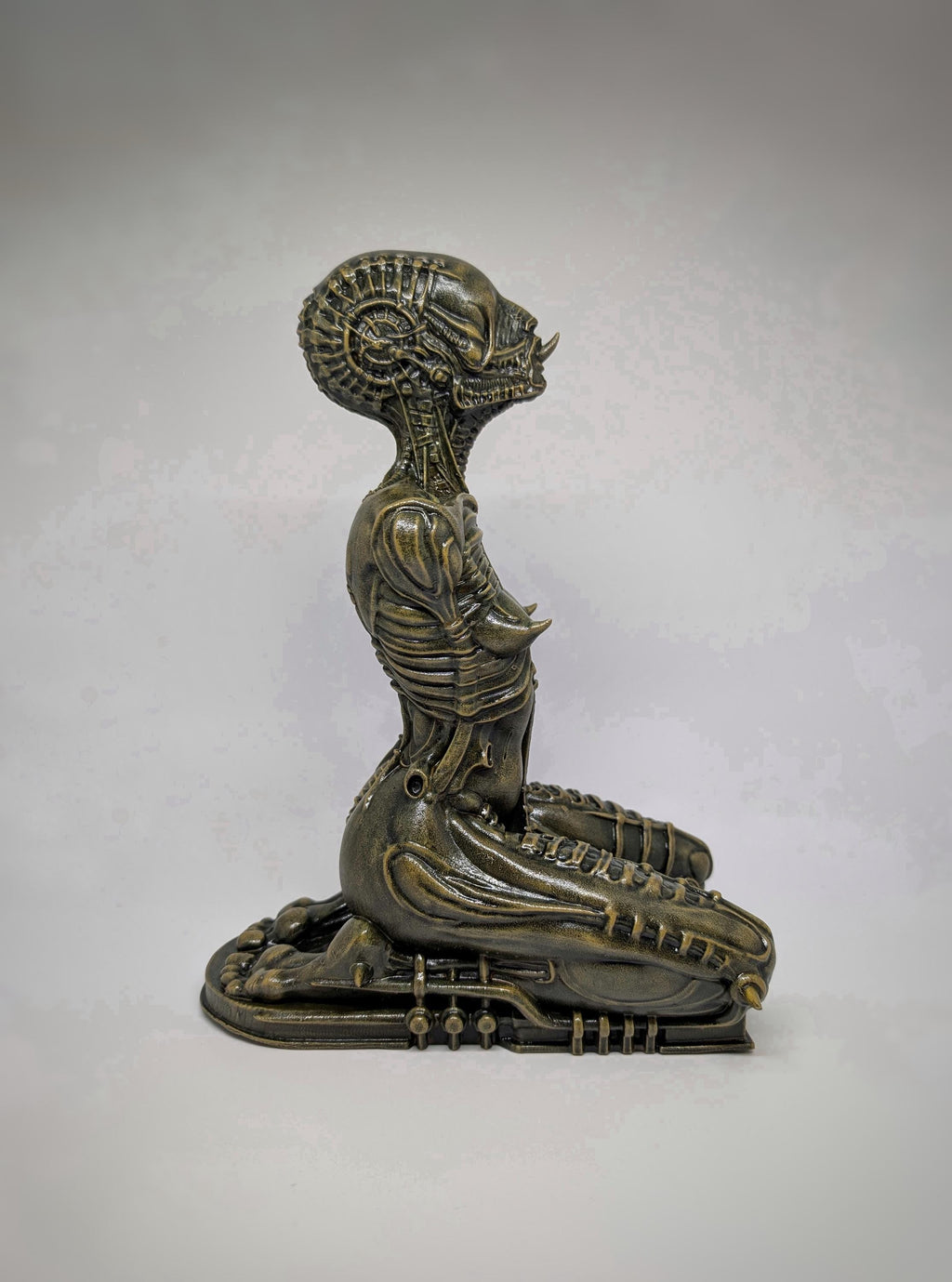 Inspired by H.R. Giger Alien Kneeling Statue 3D Print Resin Height 11.22 "(28.5 cm/285 mm)