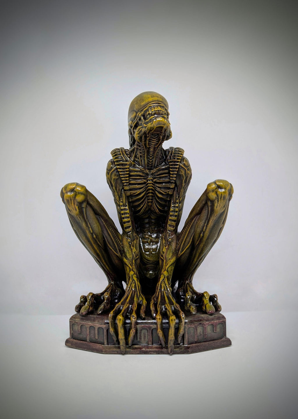 Alien Sitting Figure –9.25" (23,5 cm/235 mm) 3D Printed Resin Statue | Sci-Fi Collectible