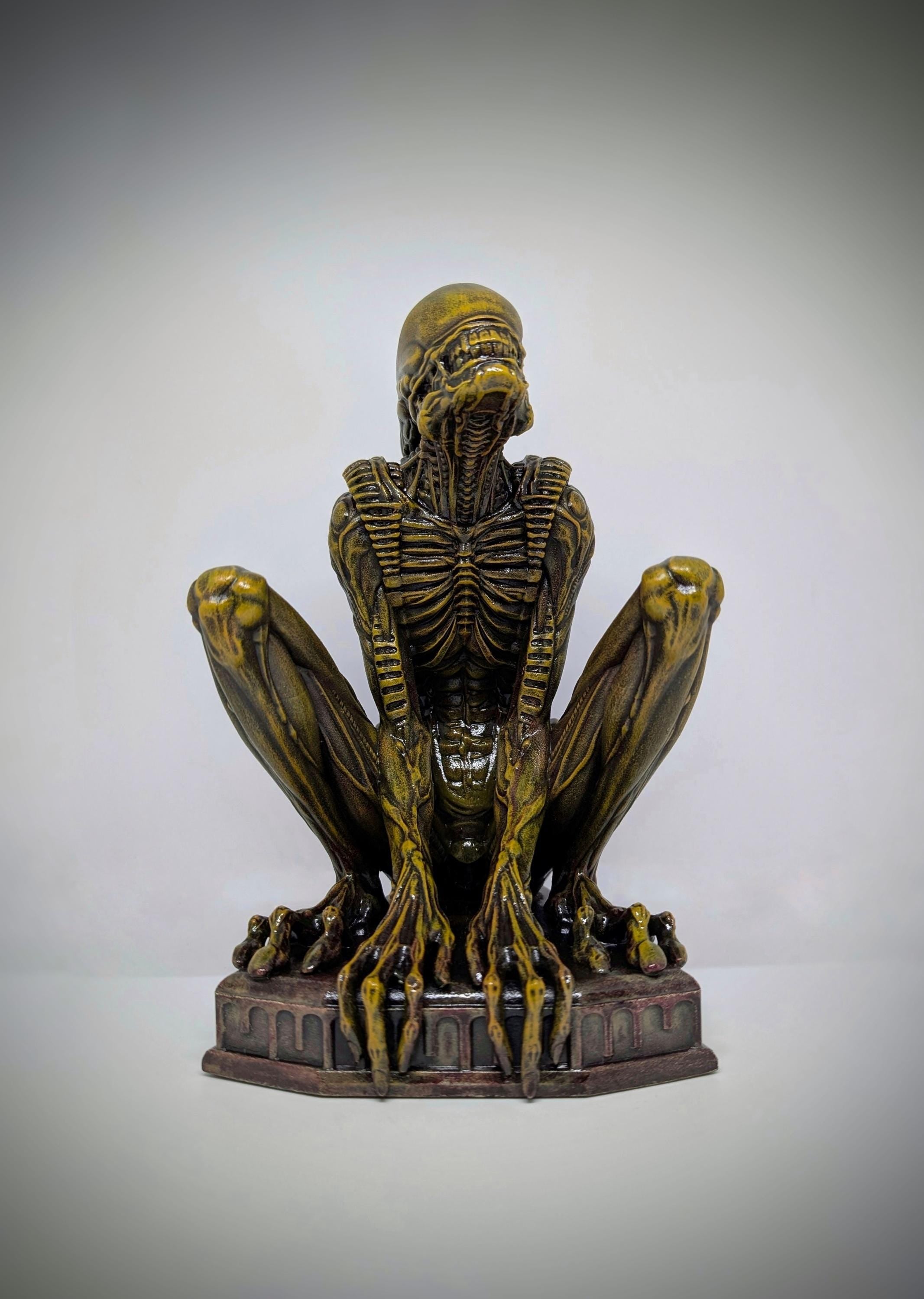 Alien Sitting Figure –9.25" (23,5 cm/235 mm) 3D Printed Resin Statue | Sci-Fi Collectible