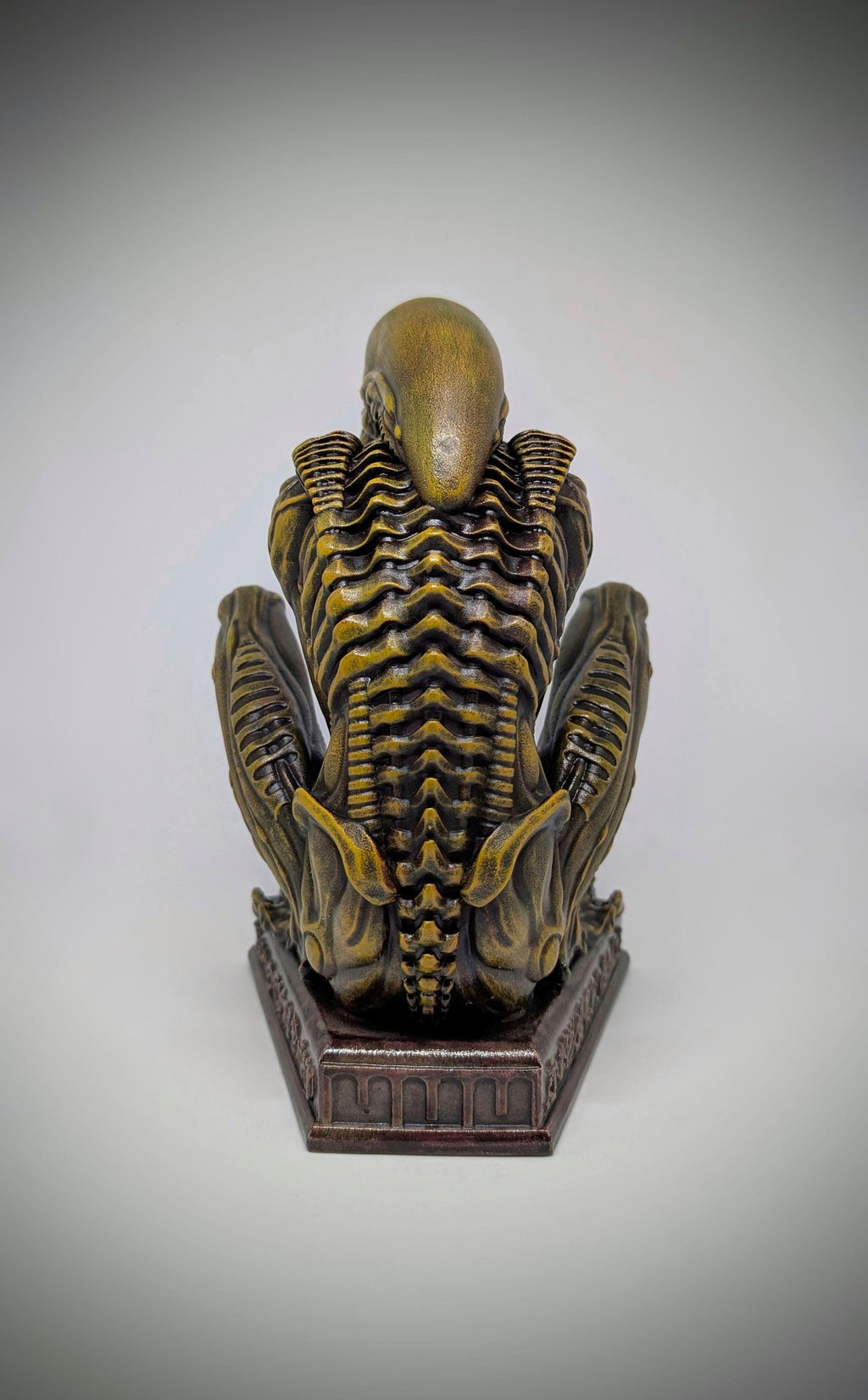 Alien Sitting Figure –9.25" (23,5 cm/235 mm) 3D Printed Resin Statue | Sci-Fi Collectible