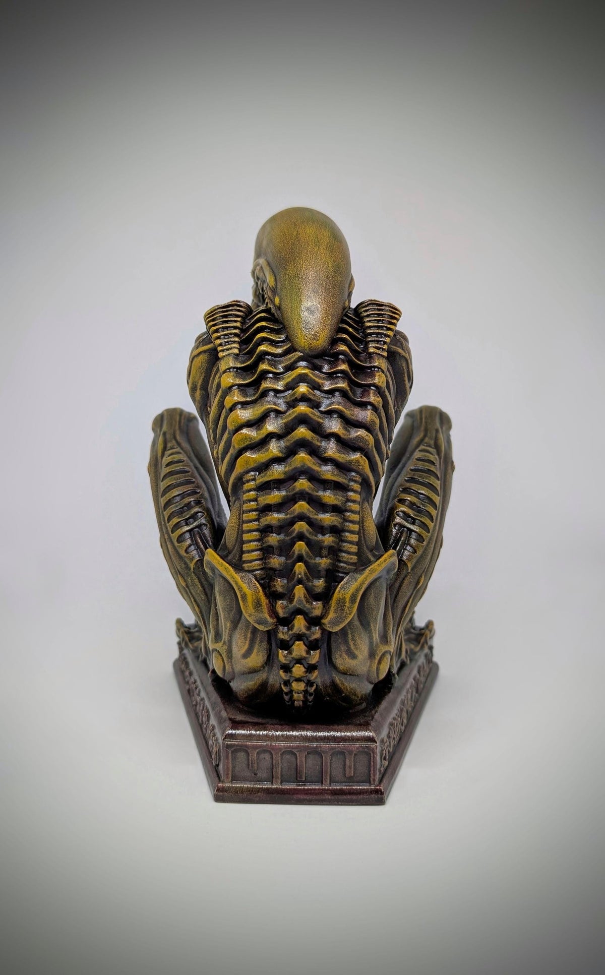 Alien Sitting Figure –9.25" (23,5 cm/235 mm) 3D Printed Resin Statue | Sci-Fi Collectible