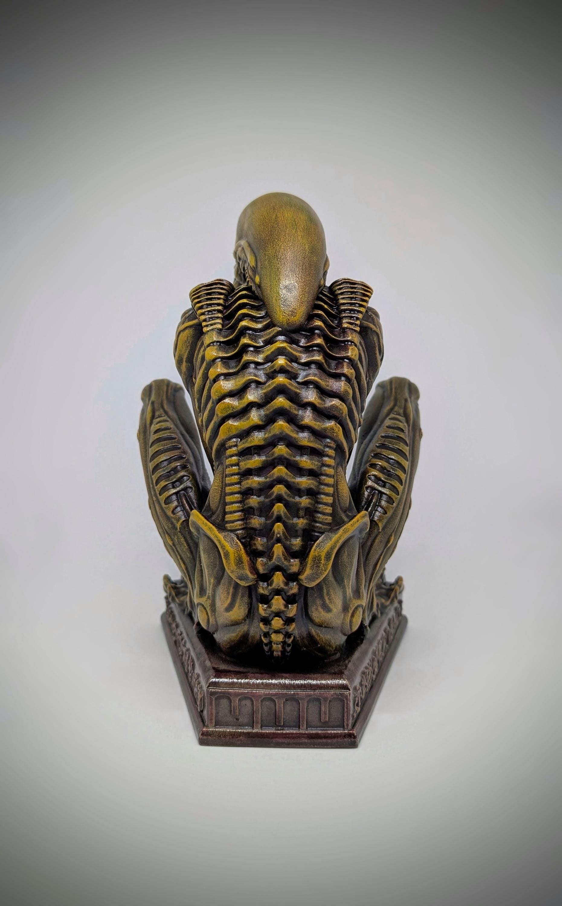 Alien Sitting Figure –9.25" (23,5 cm/235 mm) 3D Printed Resin Statue | Sci-Fi Collectible