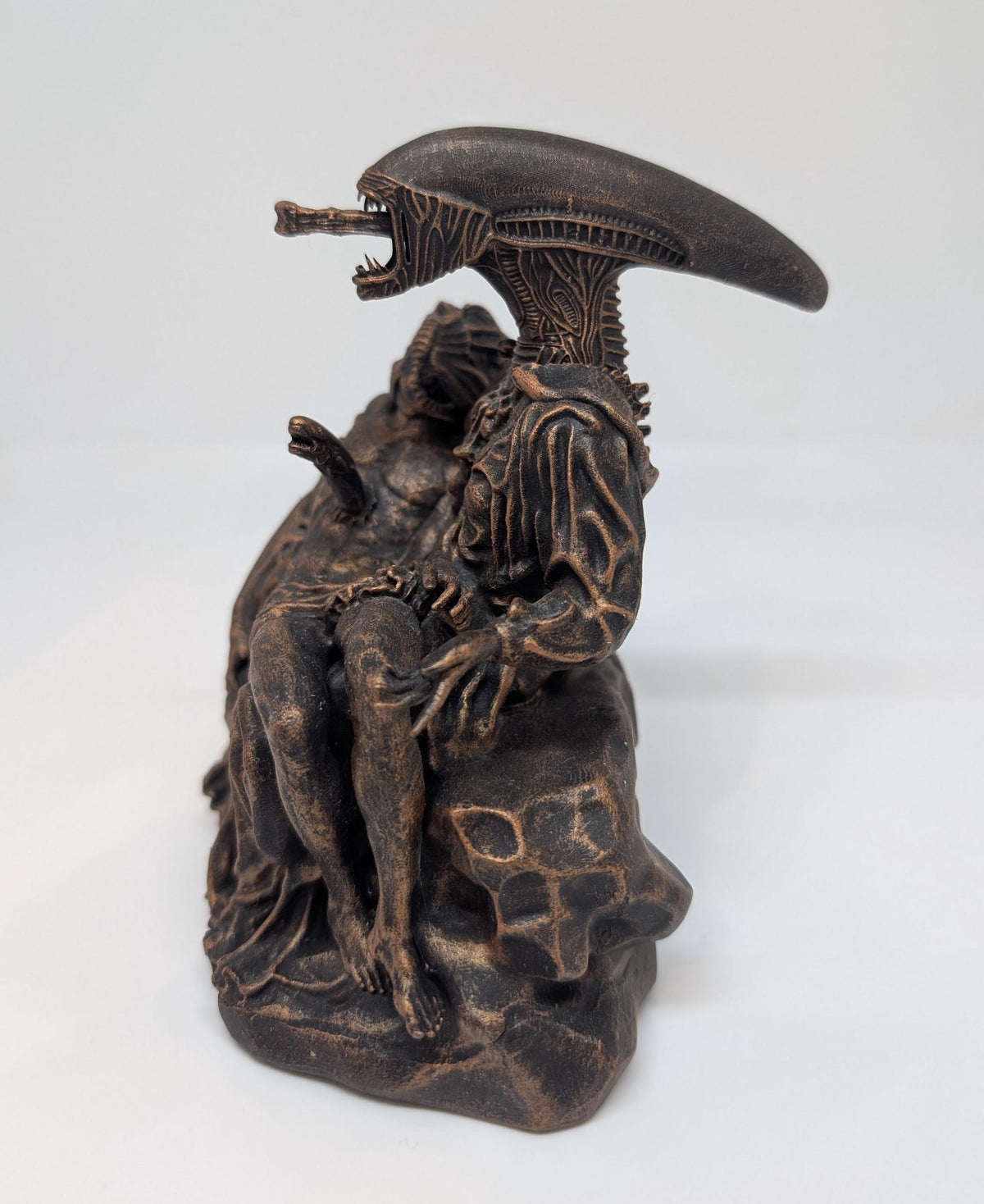 Alien Pieta Figure 3D Printed in Resin 5,5" (14 cm)| Sci-Fi Collectible