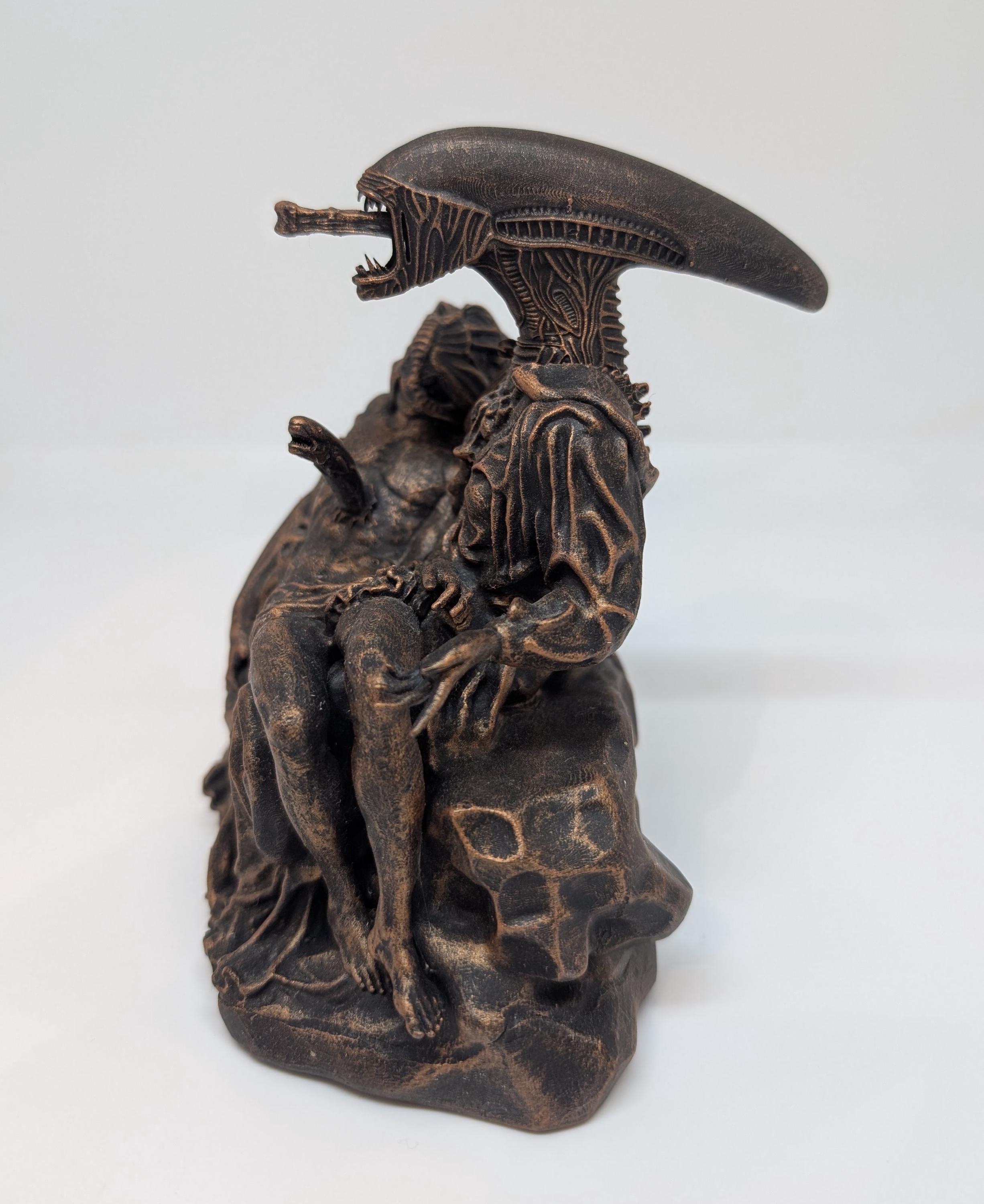 Alien Pieta Figure 3D Printed in Resin 5,5" (14 cm)| Sci-Fi Collectible