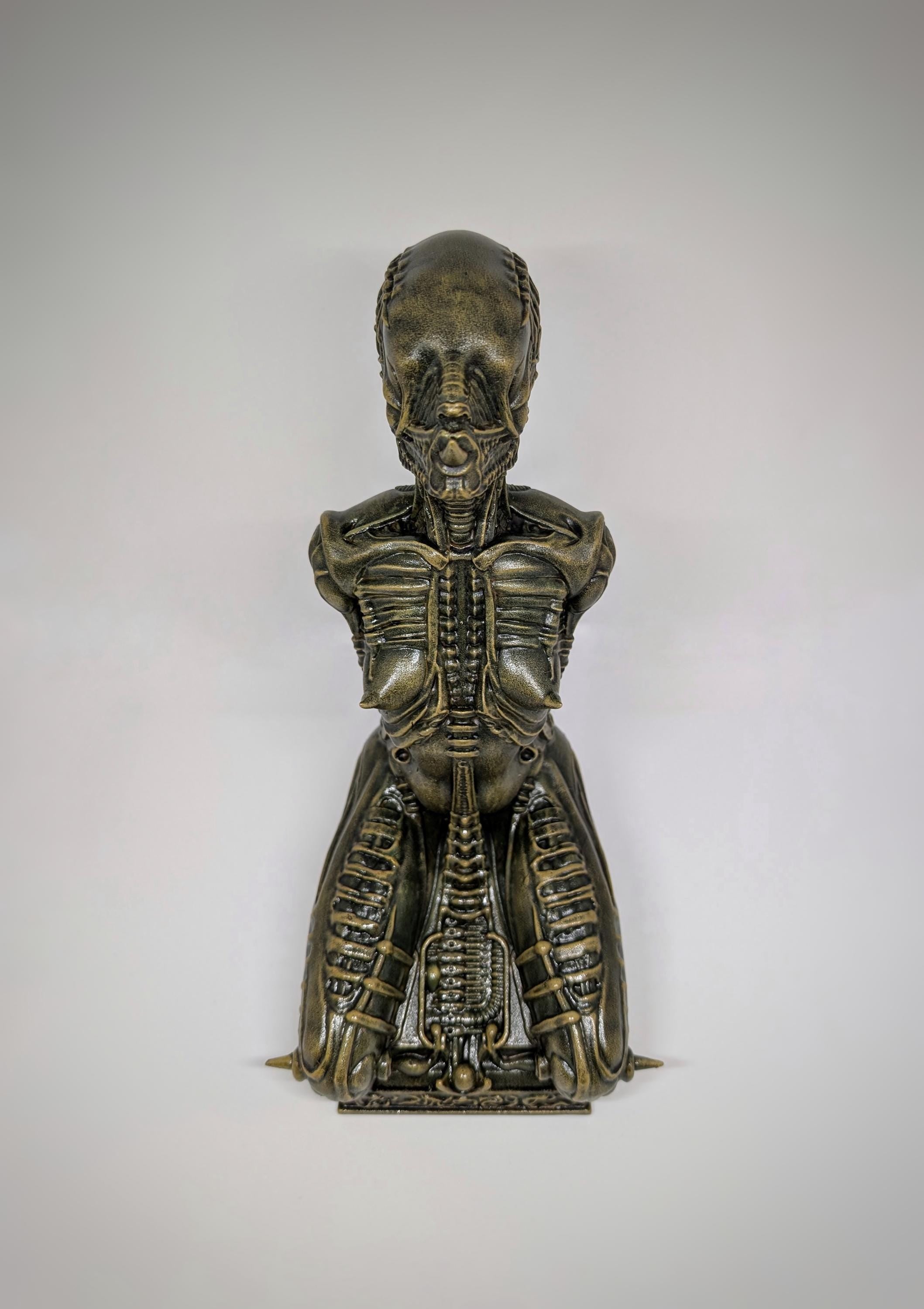 Inspired by H.R. Giger Alien Kneeling Statue 3D Print Resin Height 11.22 "(28.5 cm/285 mm)
