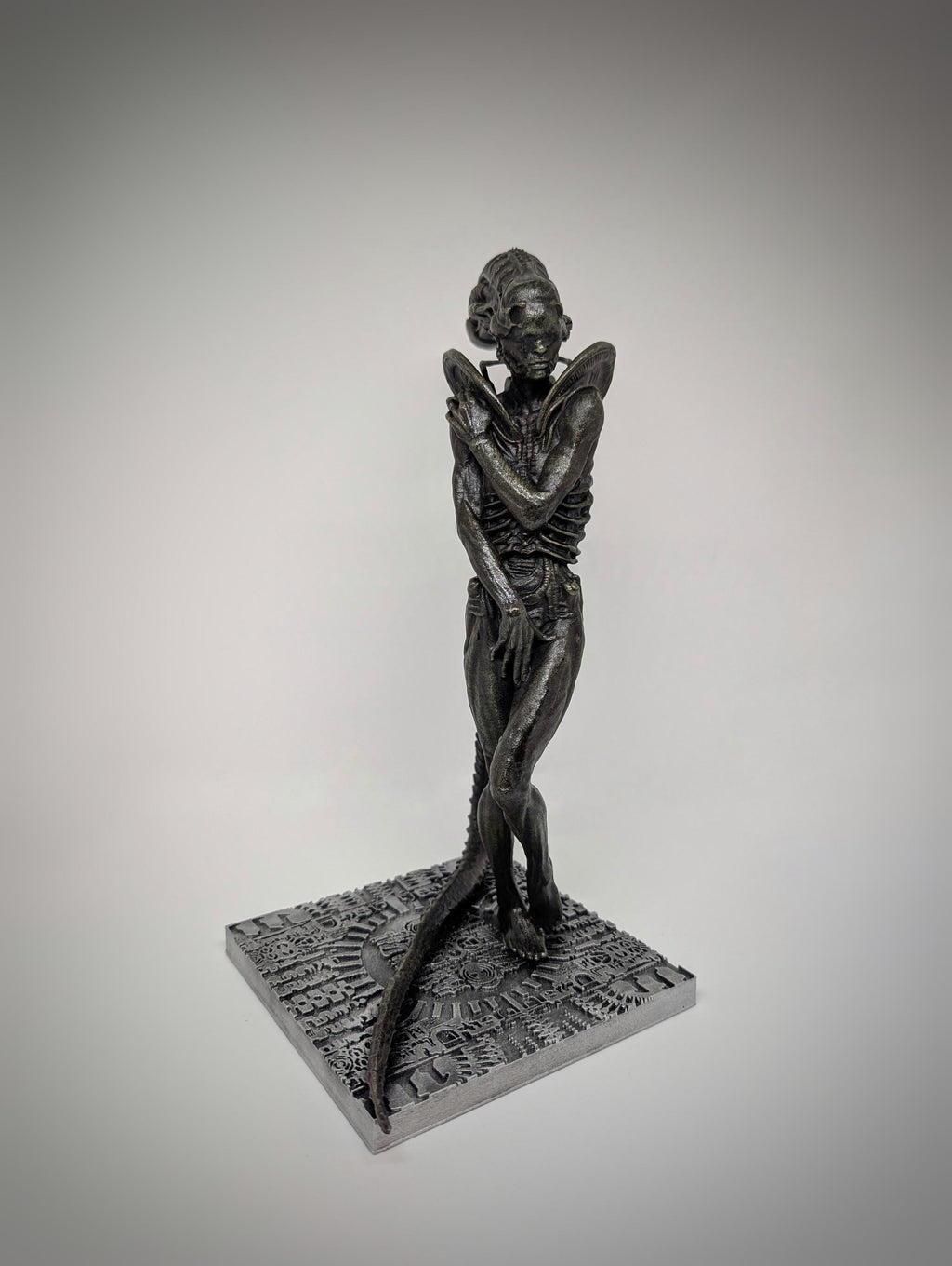 Inspired by H.R. Giger – Alien Hybrid Venus 3D Resin Sculpture /Height 11.4 in (29 cm/290mm)