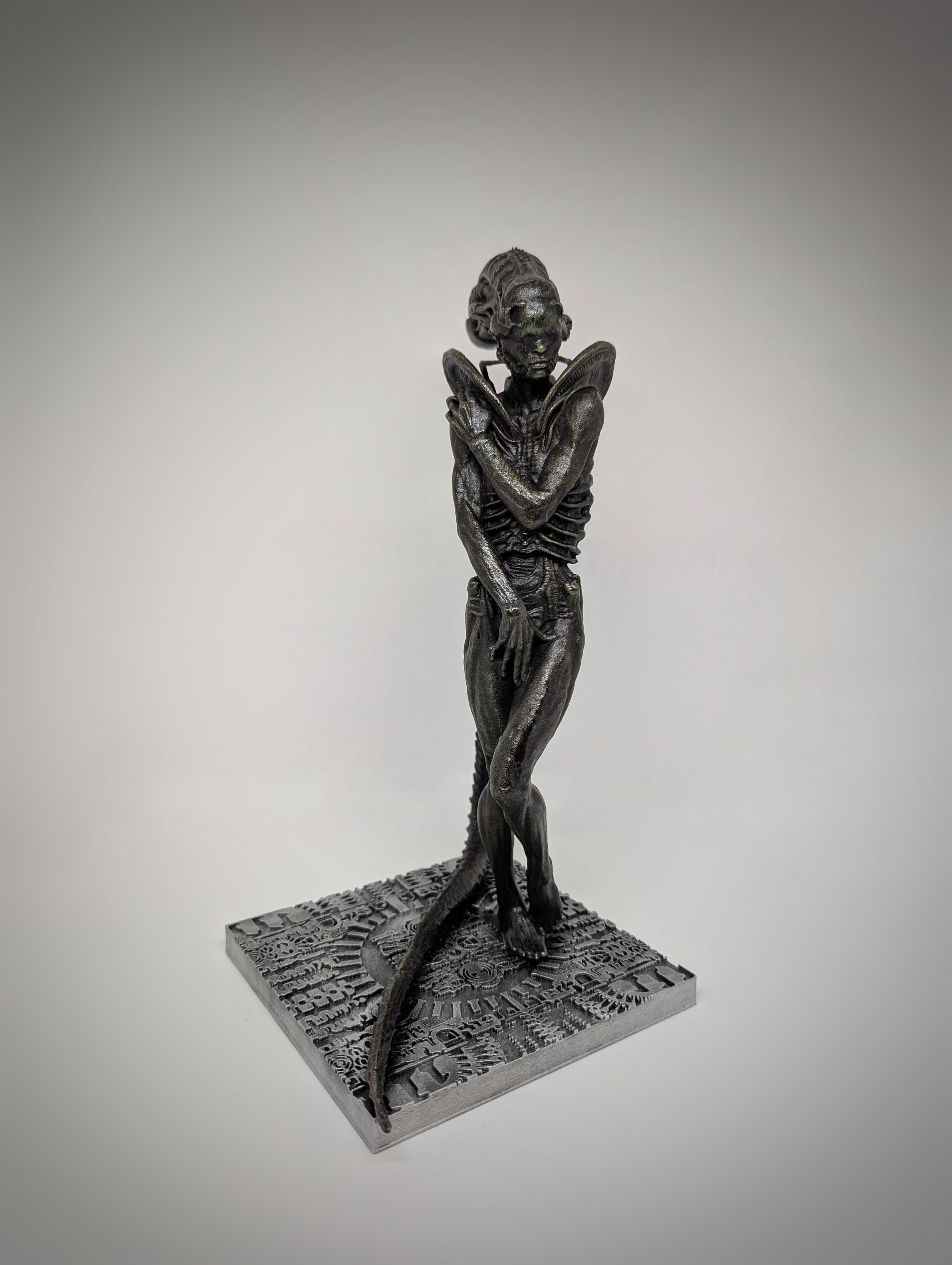 Inspired by H.R. Giger – Alien Hybrid Venus 3D Resin Sculpture /Height 11.4 in (29 cm/290mm)