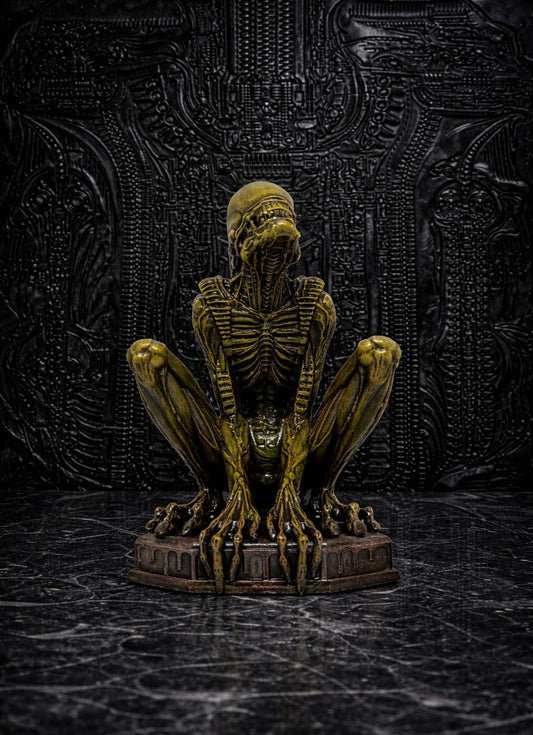 Alien Sitting Figure –9.25" (23,5 cm/235 mm) 3D Printed Resin Statue | Sci-Fi Collectible